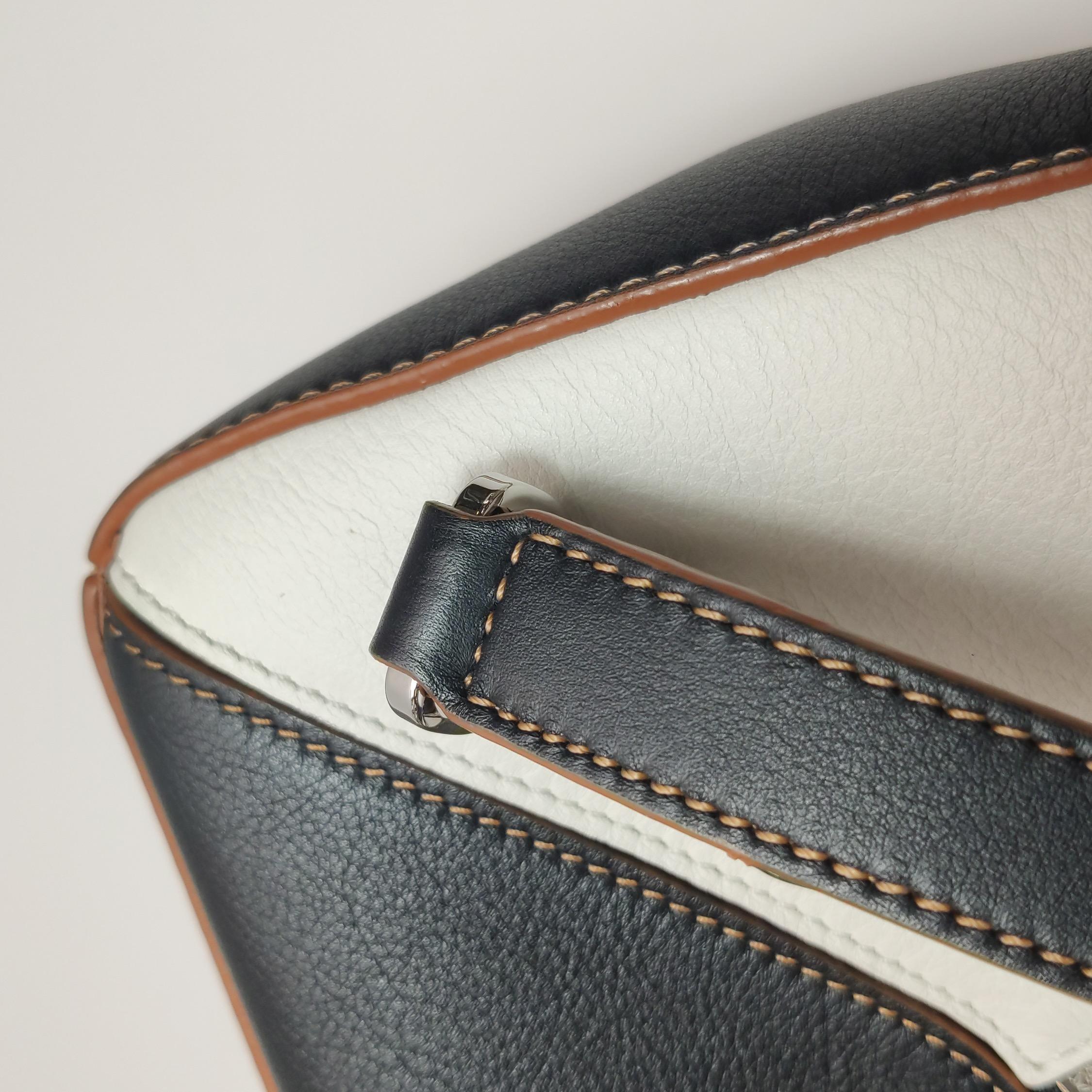 Loewe Puzzle Small Tricolor Black Grey Calfskin Leather Braided Handle Crossbody (en anglais) en vente 5