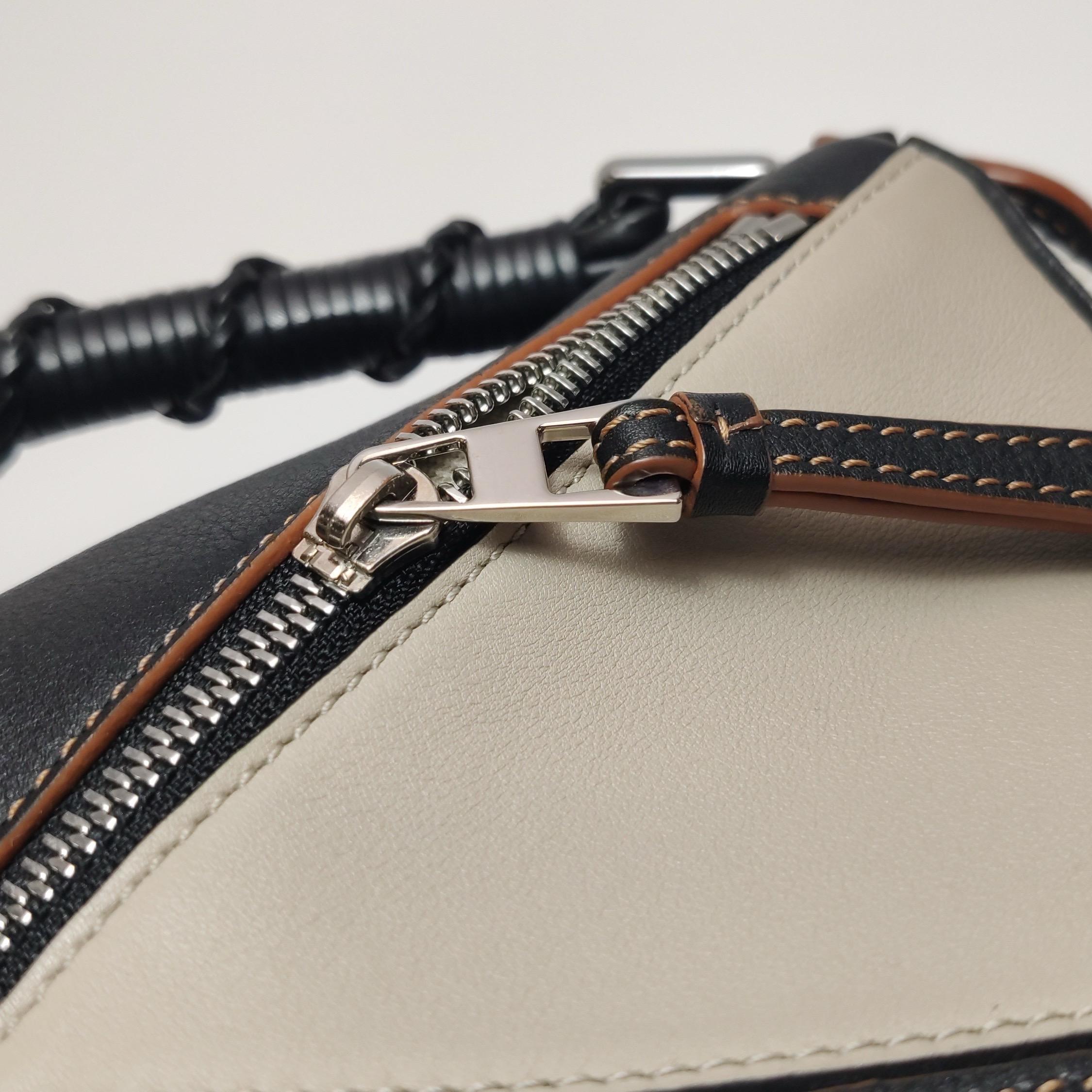 Loewe Puzzle Small Tricolor Black Grey Calfskin Leather Braided Handle Crossbody (en anglais) en vente 6