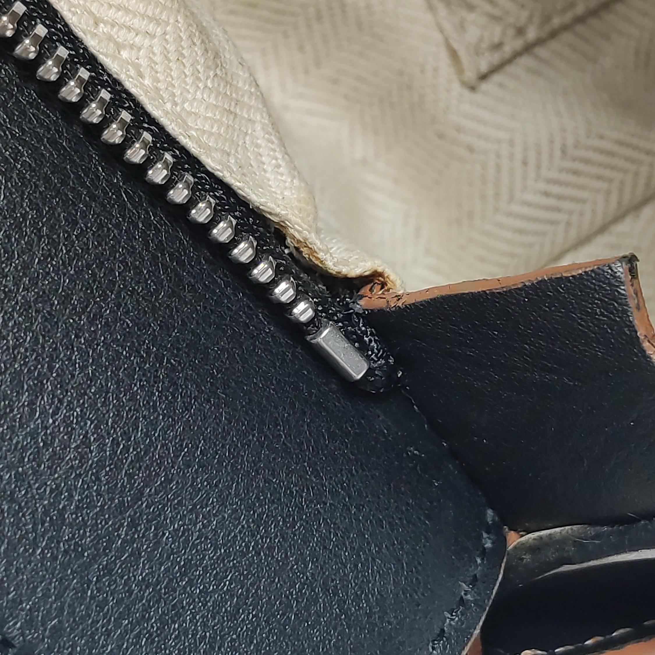 Loewe Puzzle Small Tricolor Black Grey Calfskin Leather Braided Handle Crossbody (en anglais) en vente 8