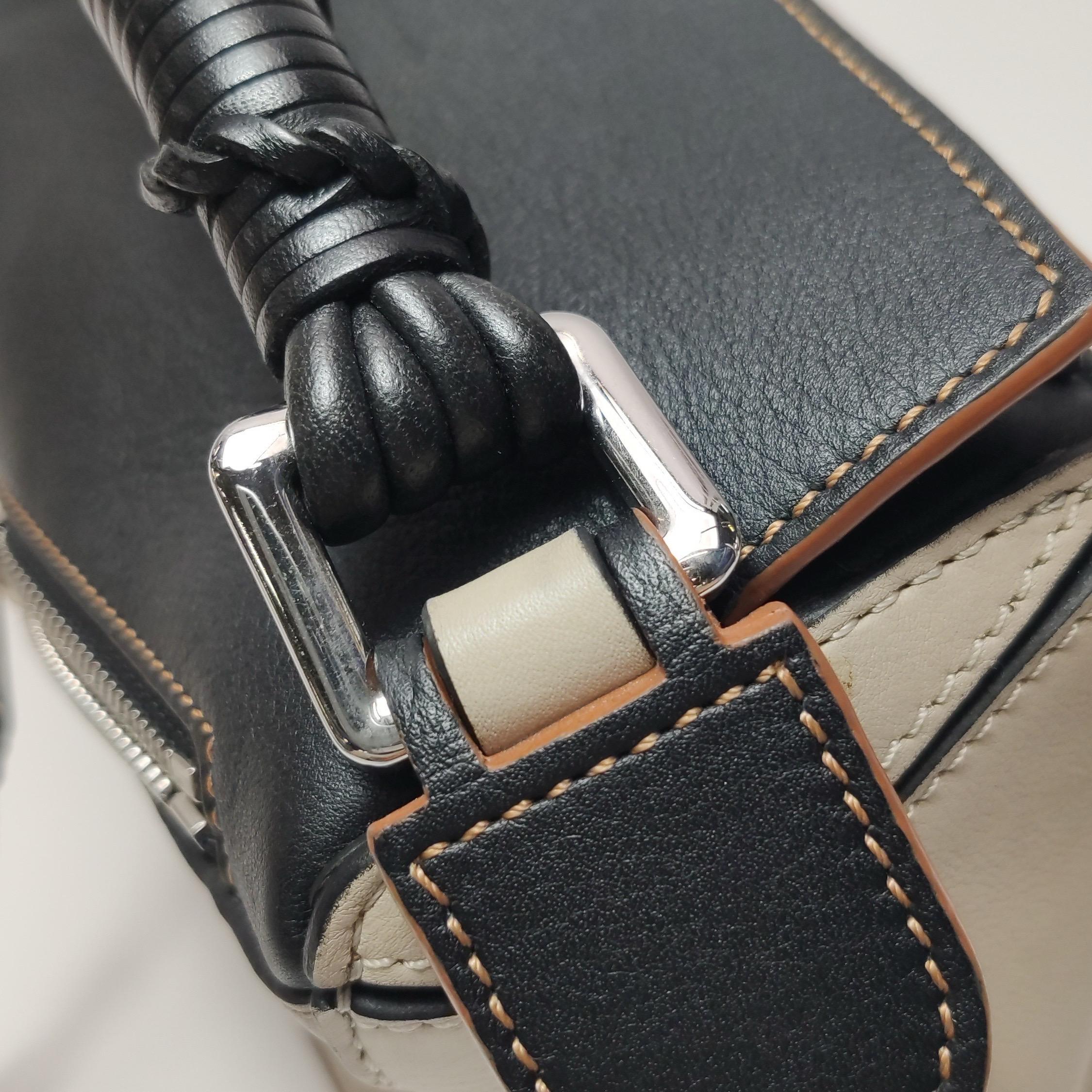 Loewe Puzzle Small Tricolor Black Grey Calfskin Leather Braided Handle Crossbody (en anglais) en vente 9