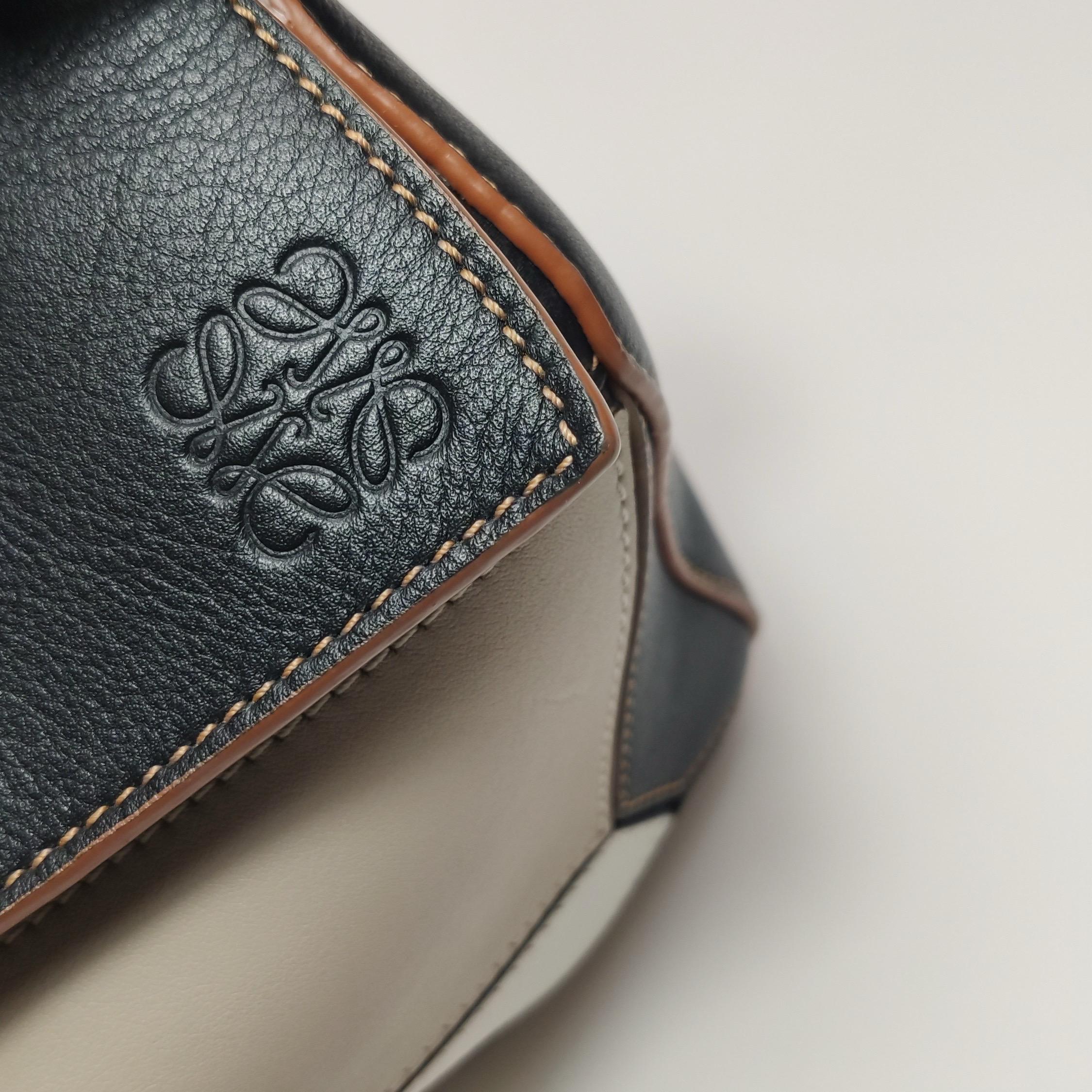 Loewe Puzzle Small Tricolor Black Grey Calfskin Leather Braided Handle Crossbody (en anglais) en vente 12