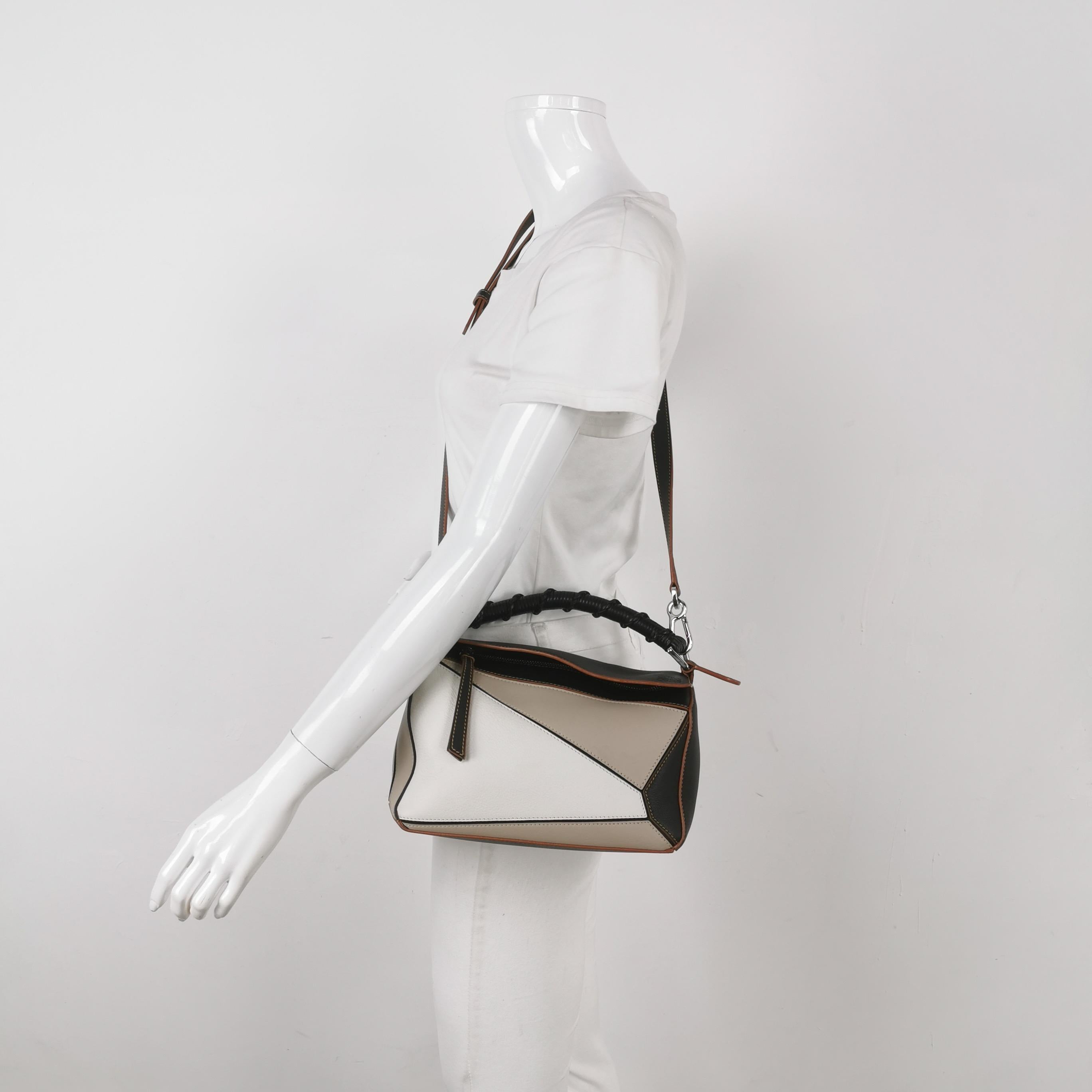 Loewe Puzzle Small Tricolor Black Grey Calfskin Leather Braided Handle Crossbody Bag
Il s'agit de photos professionnelles du sac offert par Luxbags.

Le sac Puzzle de Loewe est un classique intemporel et culte. Confectionné en cuir de veau souple,