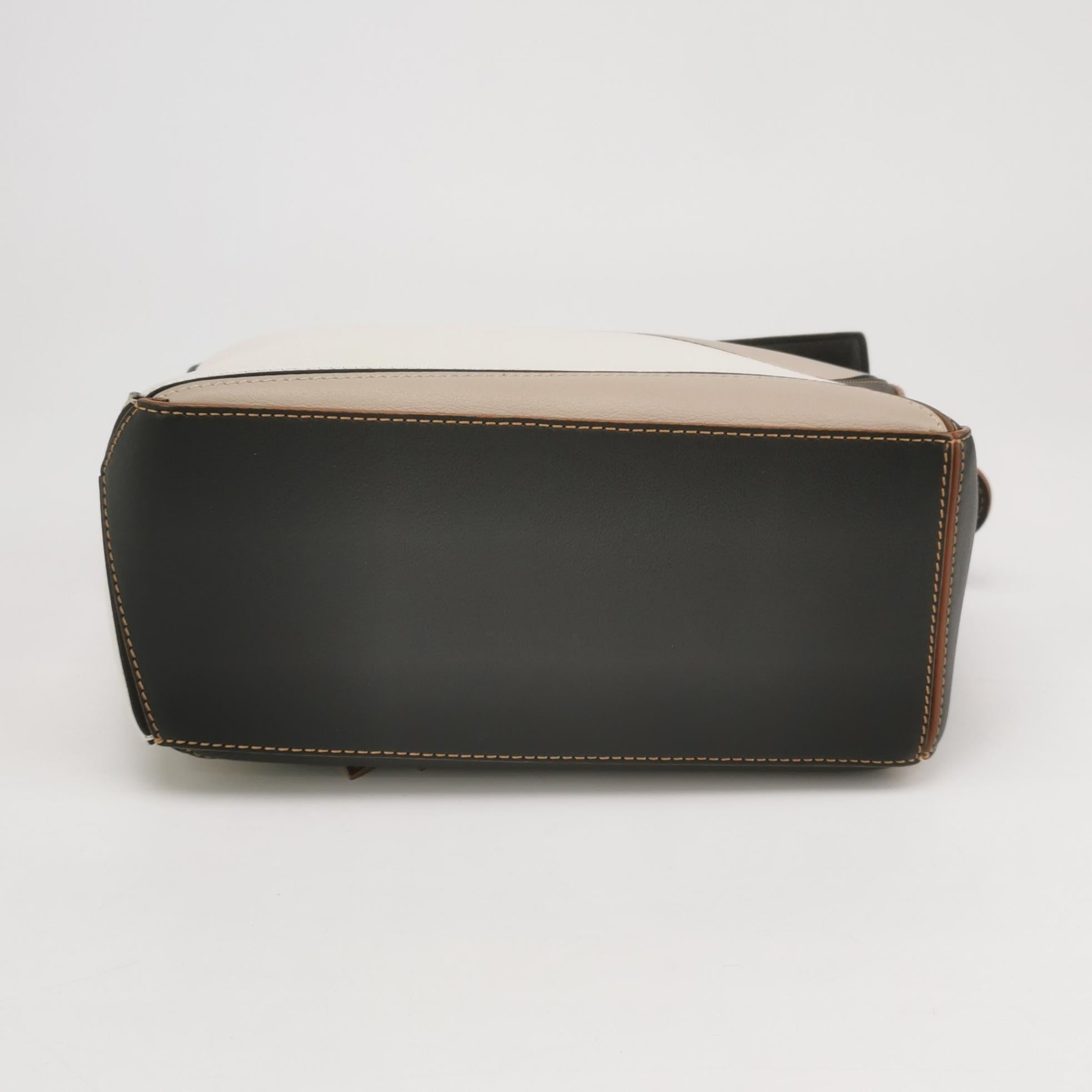 Loewe Puzzle Small Tricolor Black Grey Calfskin Leather Braided Handle Crossbody (en anglais) Bon état - En vente à AUBERVILLIERS, FR