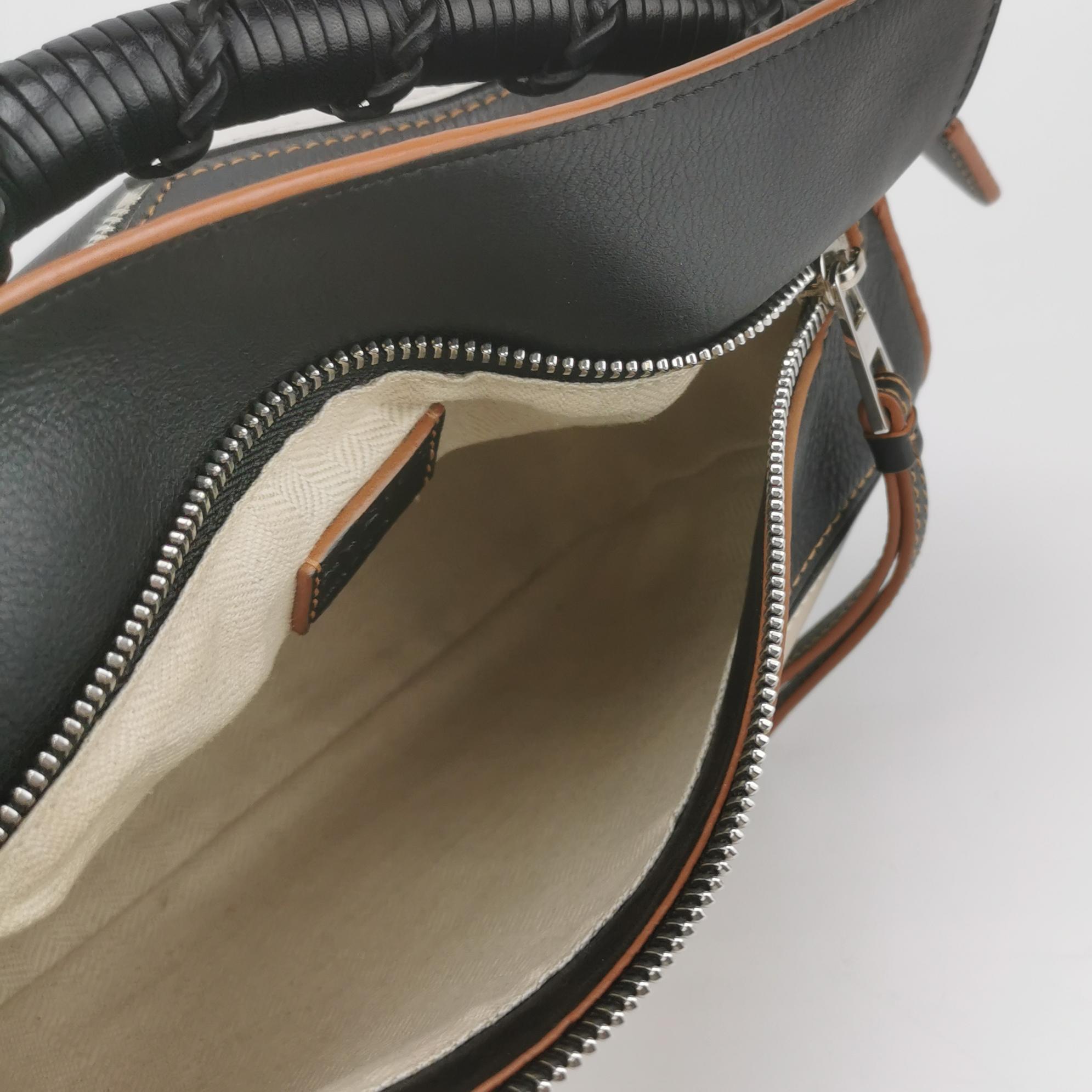 Loewe Puzzle Small Tricolor Black Grey Calfskin Leather Braided Handle Crossbody (en anglais) en vente 4