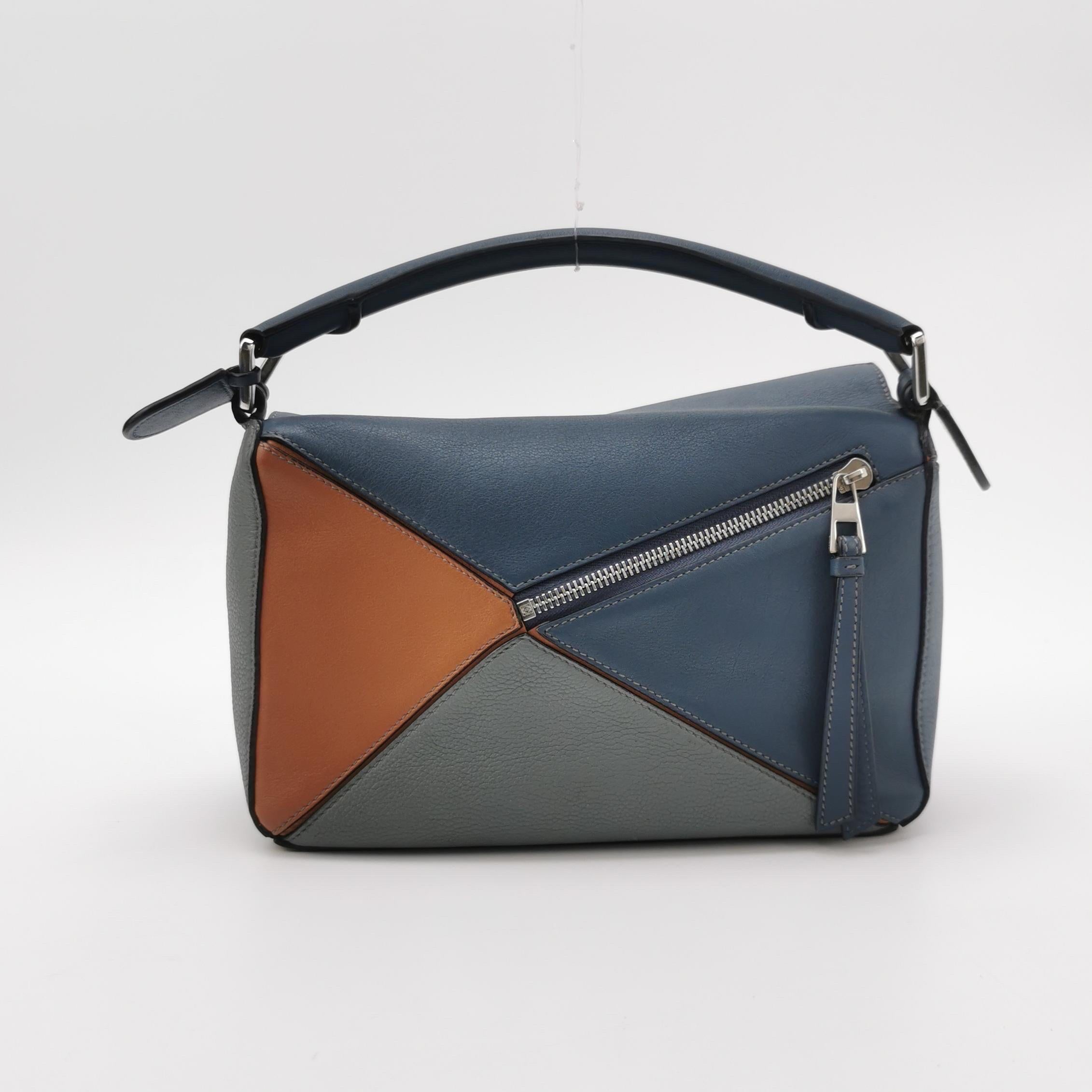 Loewe Puzzle Small Tricolor Navy Calfskin leather bag In Good Condition For Sale In AUBERVILLIERS, FR