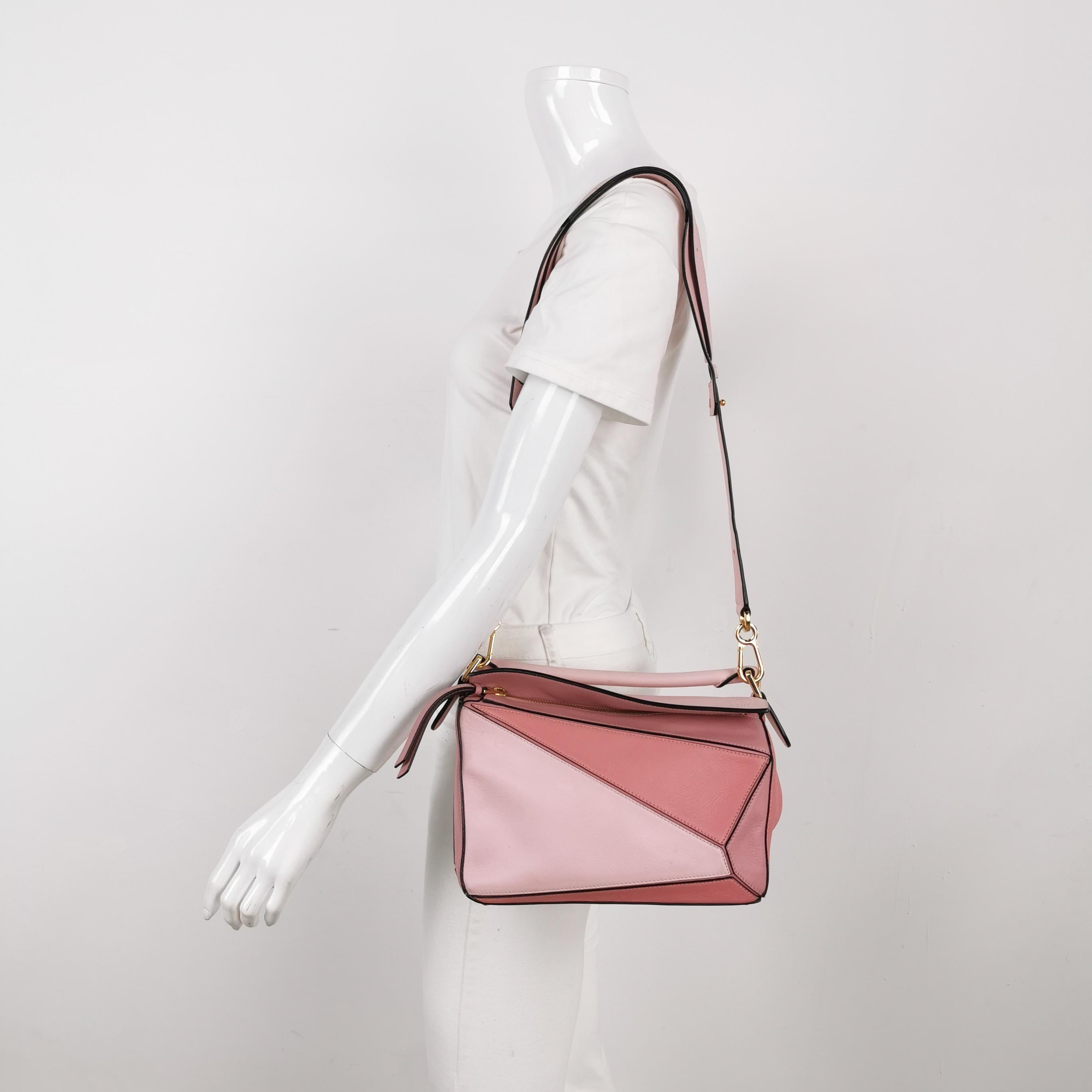 Loewe Puzzle Small Tricolor Pink Crossbody Bag
Il s'agit de photos professionnelles du sac offert par Luxbags.

ÉTAT : EXCELLENT
Cet article d'occasion est en excellent état avec de légers signes d'usure. Les coins, la poignée et la sangle sont
