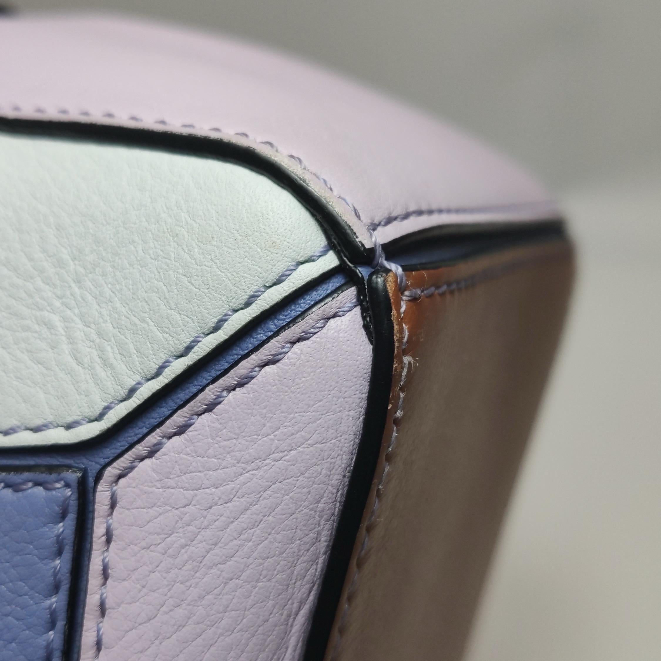 Bolso Crossbody de piel de becerro Loewe Puzzle Pequeño Tricolor Morado Rosa Gris en venta 13