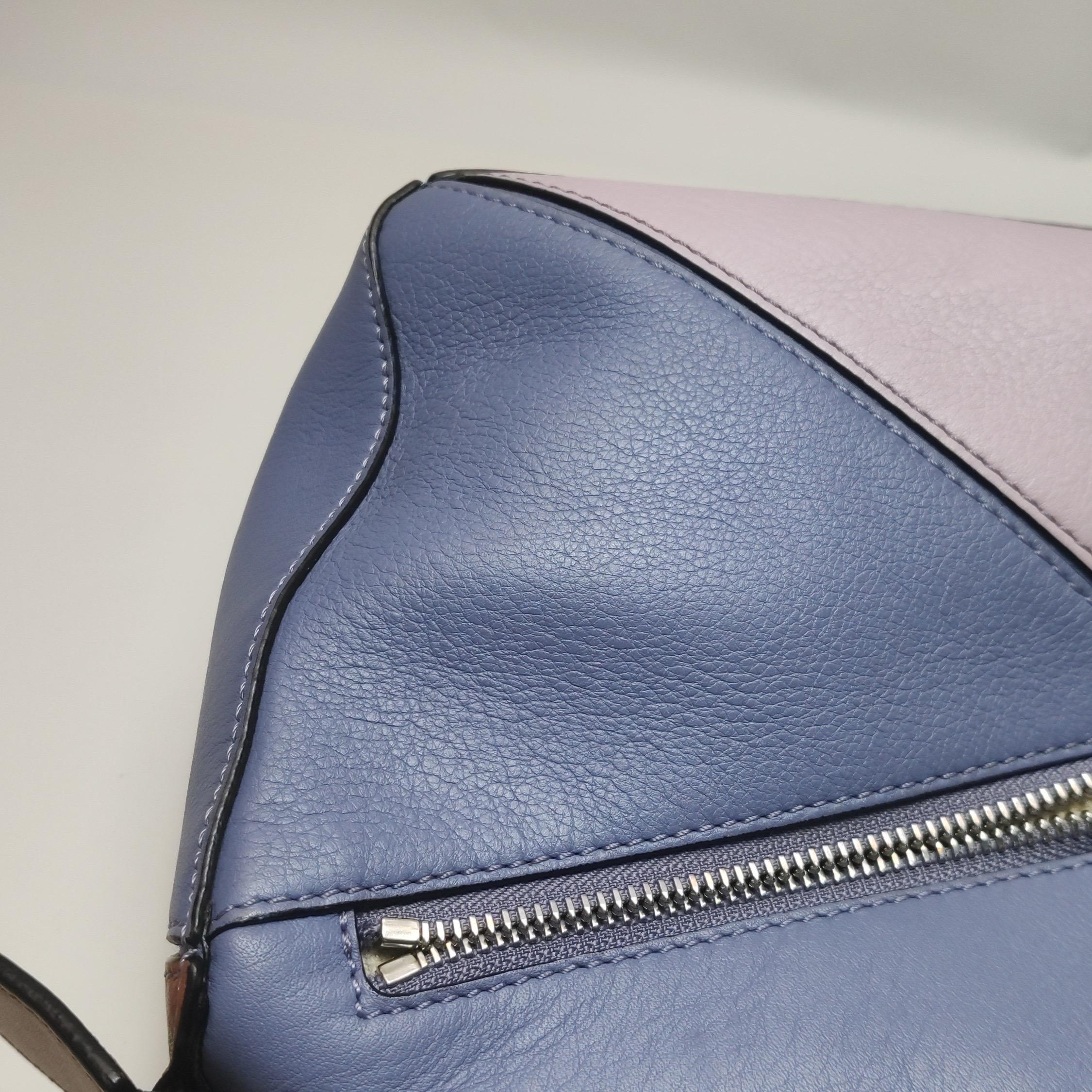 Bolso Crossbody de piel de becerro Loewe Puzzle Pequeño Tricolor Morado Rosa Gris en venta 14