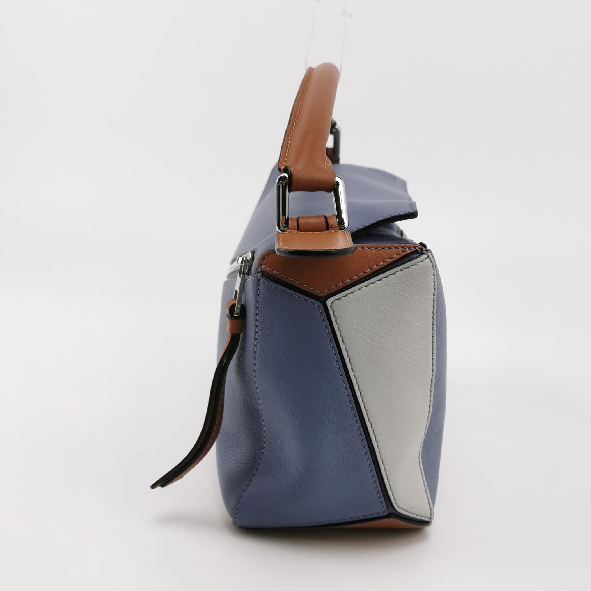 Bolso Crossbody de piel de becerro Loewe Puzzle Pequeño Tricolor Morado Rosa Gris
Estas son fotos profesionales de la bolsa real ofrecida por Luxbags.

El bolso Puzzle de Loewe es una pieza de culto clásica e intemporal. Fabricado en flexible piel