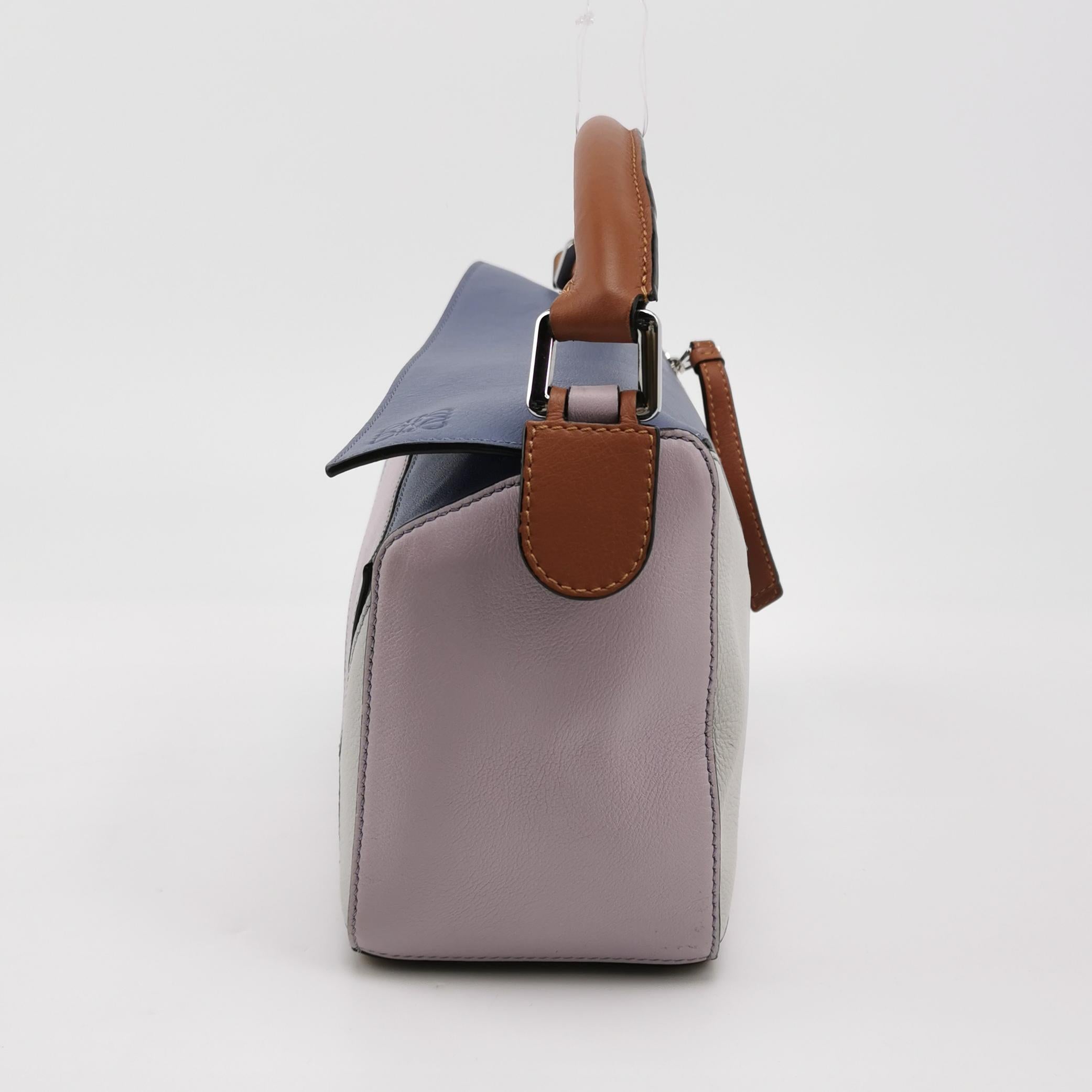 Bolso Crossbody de piel de becerro Loewe Puzzle Pequeño Tricolor Morado Rosa Gris en Bueno estado para la venta en AUBERVILLIERS, FR