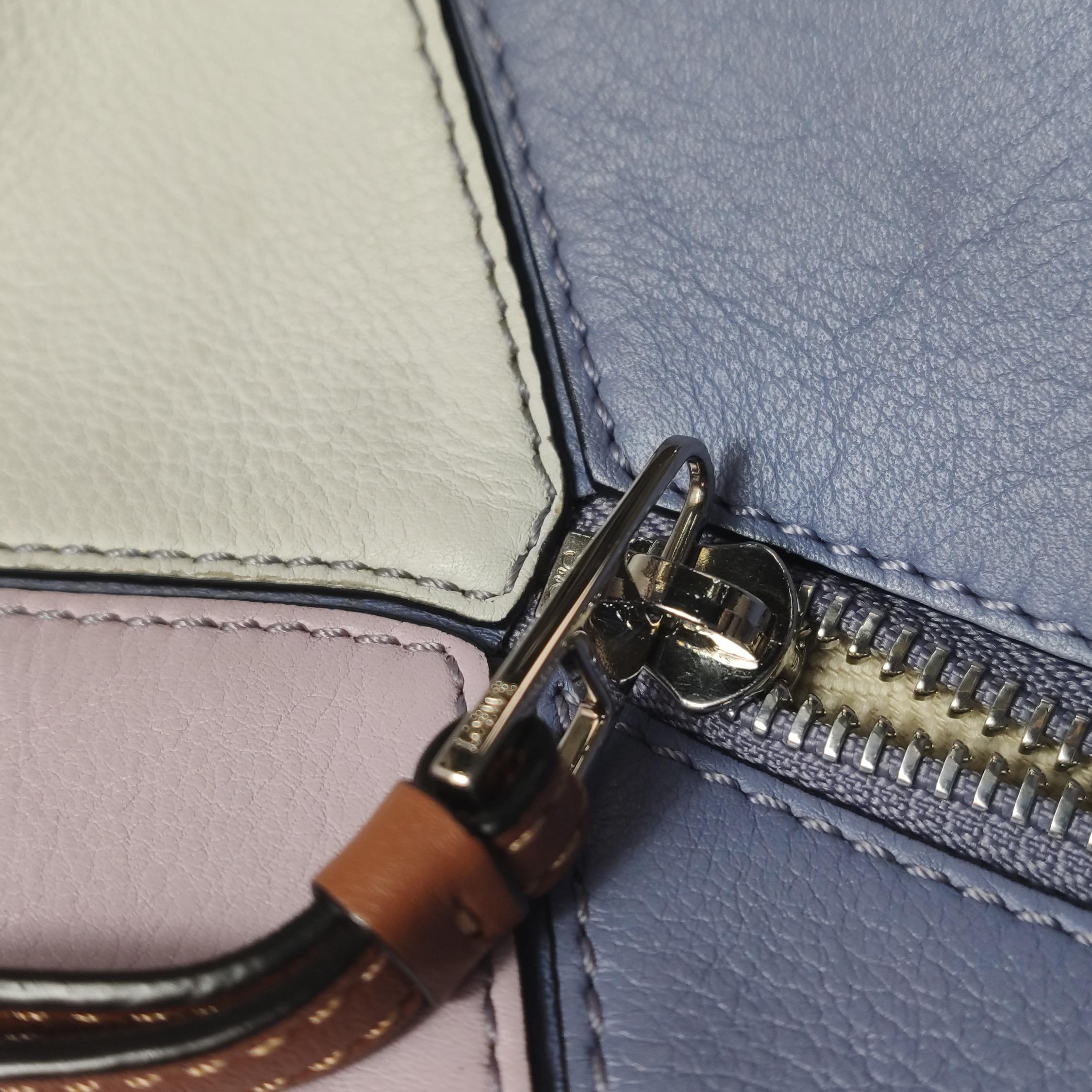 Bolso Crossbody de piel de becerro Loewe Puzzle Pequeño Tricolor Morado Rosa Gris en venta 5