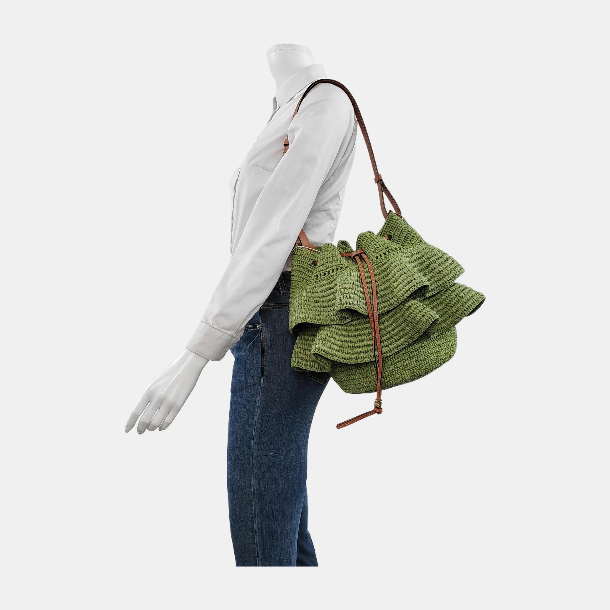 CONDITION: MINT LIKE NEW

There may be light stains on the surface.

DETAILS:

Loewe
Ballon
Material: Raffia, leather
Green, brown
Width: 27 x Height: 21 x Depth: 15cm 
Shoulder strap length 67cm