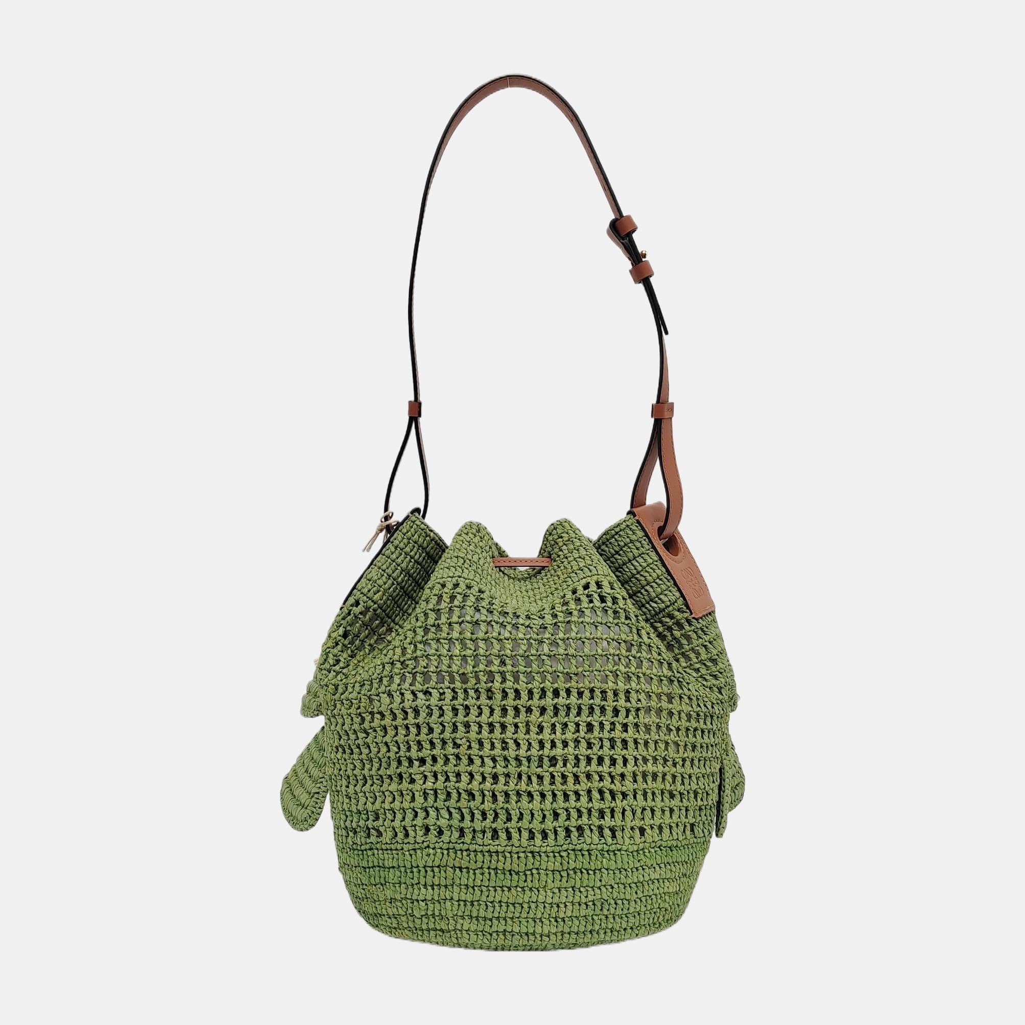 Loewe Raffia Ballon Ruffles Green Bucket Shoulder Bag 2022 In Excellent Condition For Sale In AUBERVILLIERS, FR