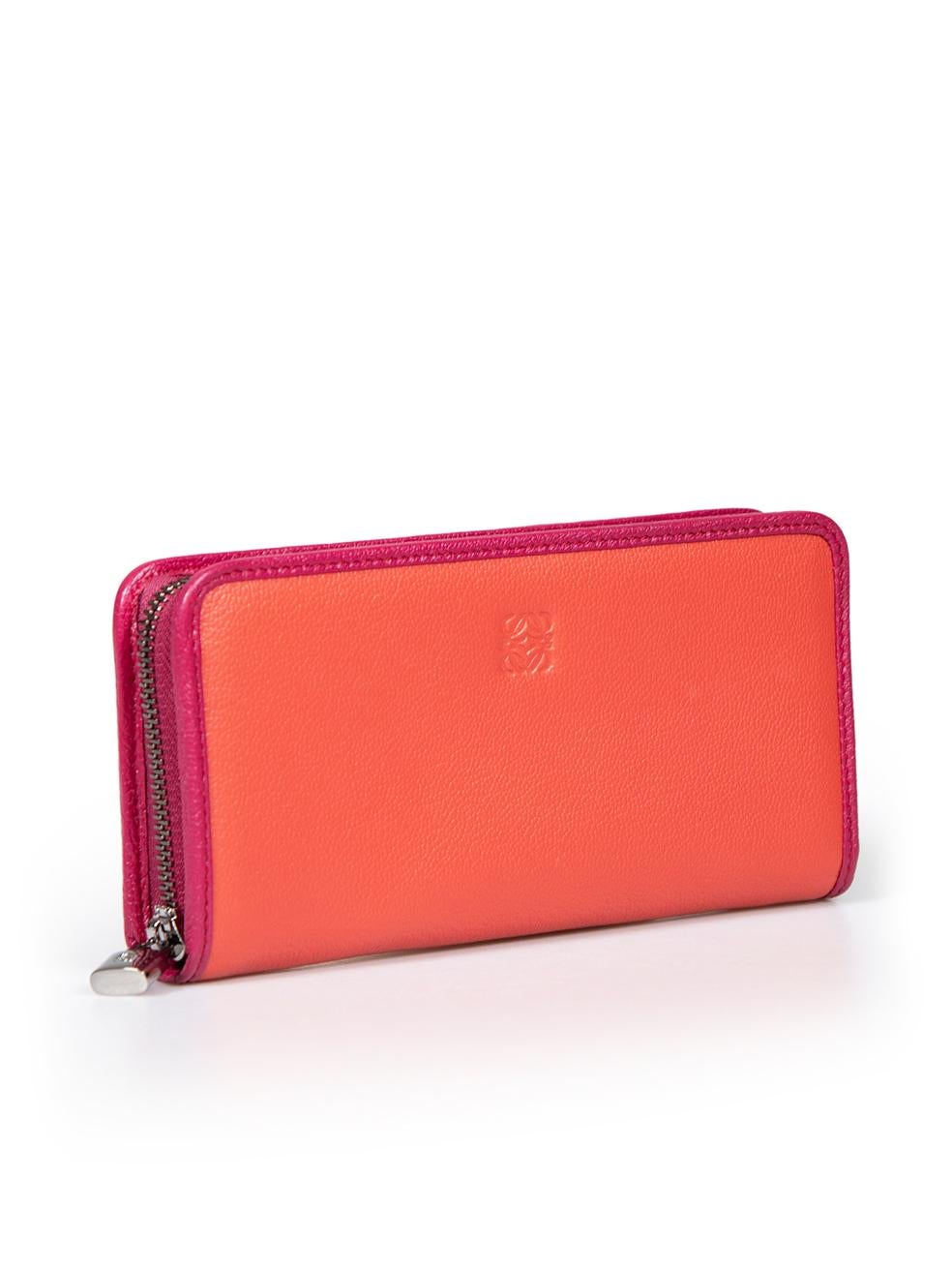 CONDITION is Never worn. No visible wear to wallet is evident on this new Loewe designer resale item. This item comes with original box and dust bag.
 
 
 
 Details
 
 
 Model: Amazona
 
 Red
 
 Leather
 
 Long wallet
 
 Logo embossed on front
 
