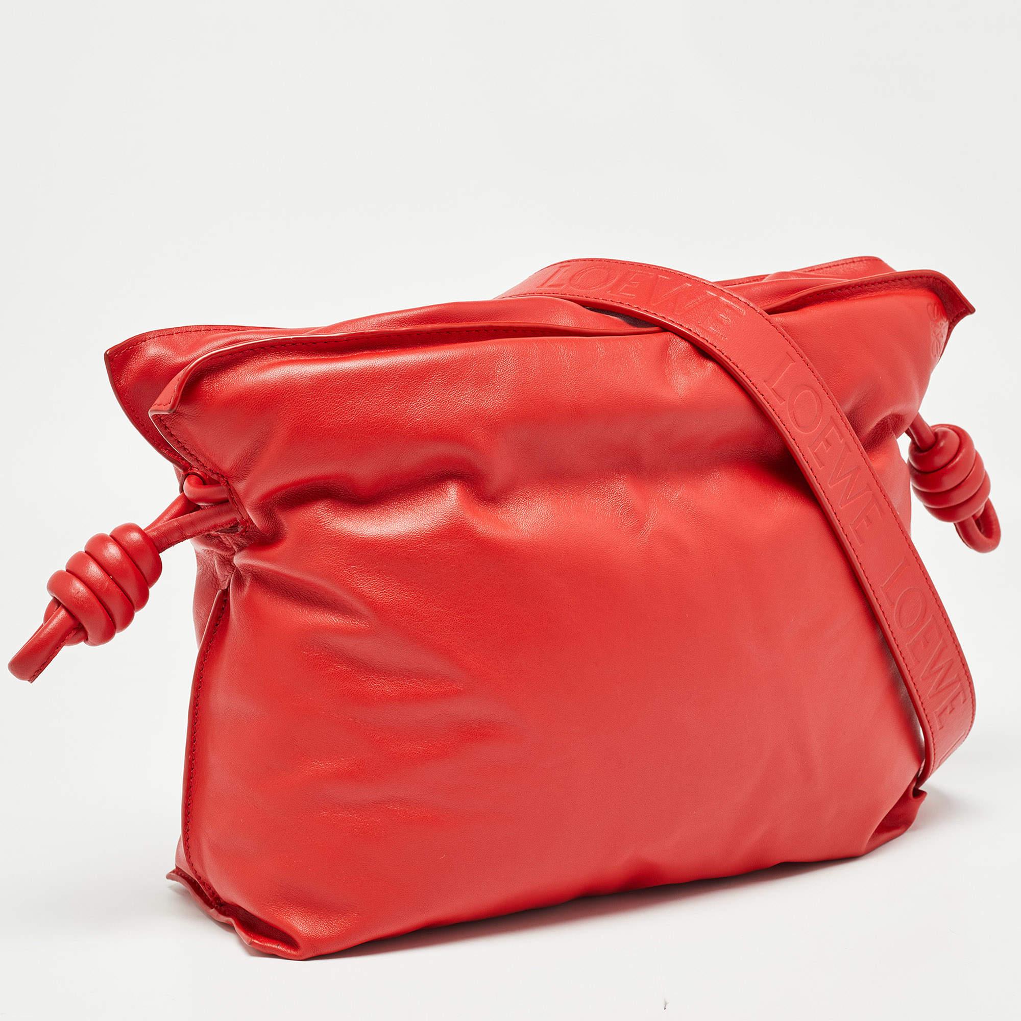 Rouge Loewe pochette Flamenco de taille moyenne en vente