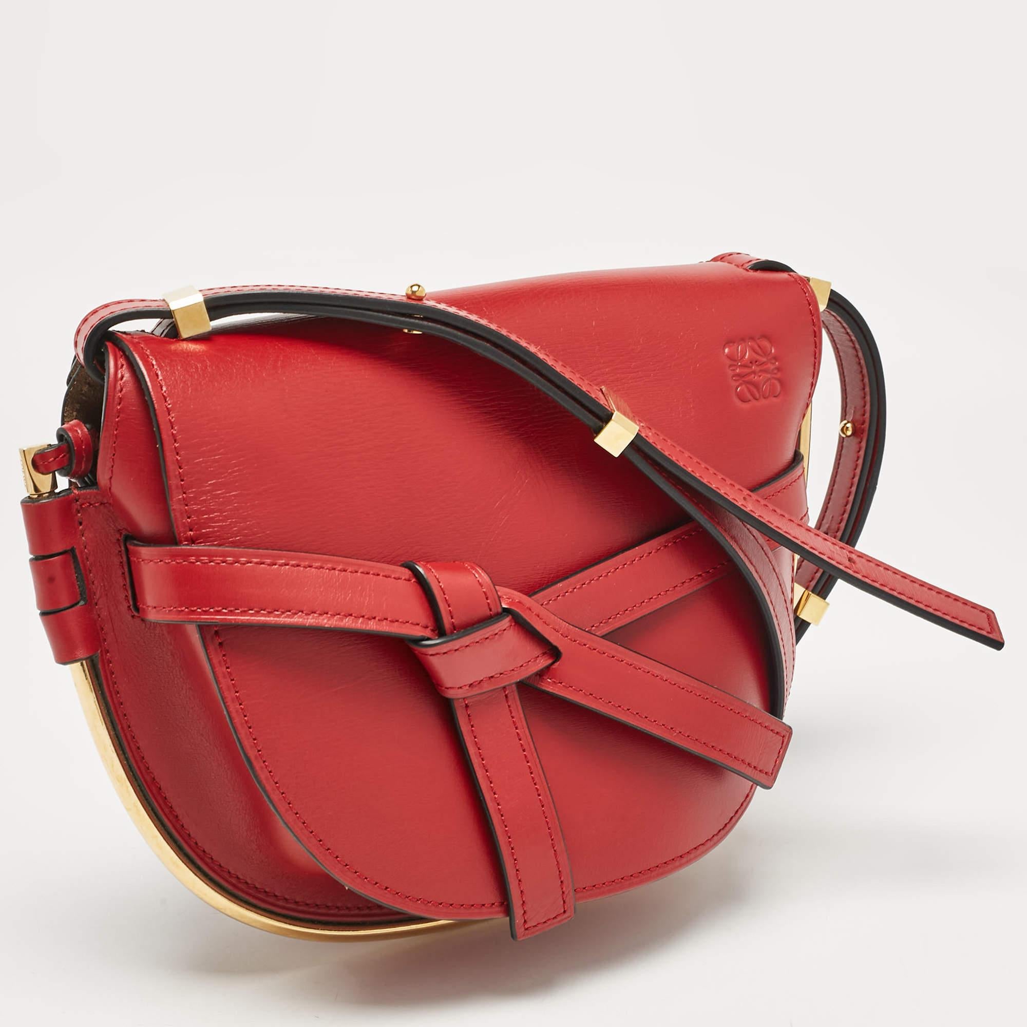 Loewe Red Leather Metal Gate Shoulder Bag In Excellent Condition In Dubai, Al Qouz 2