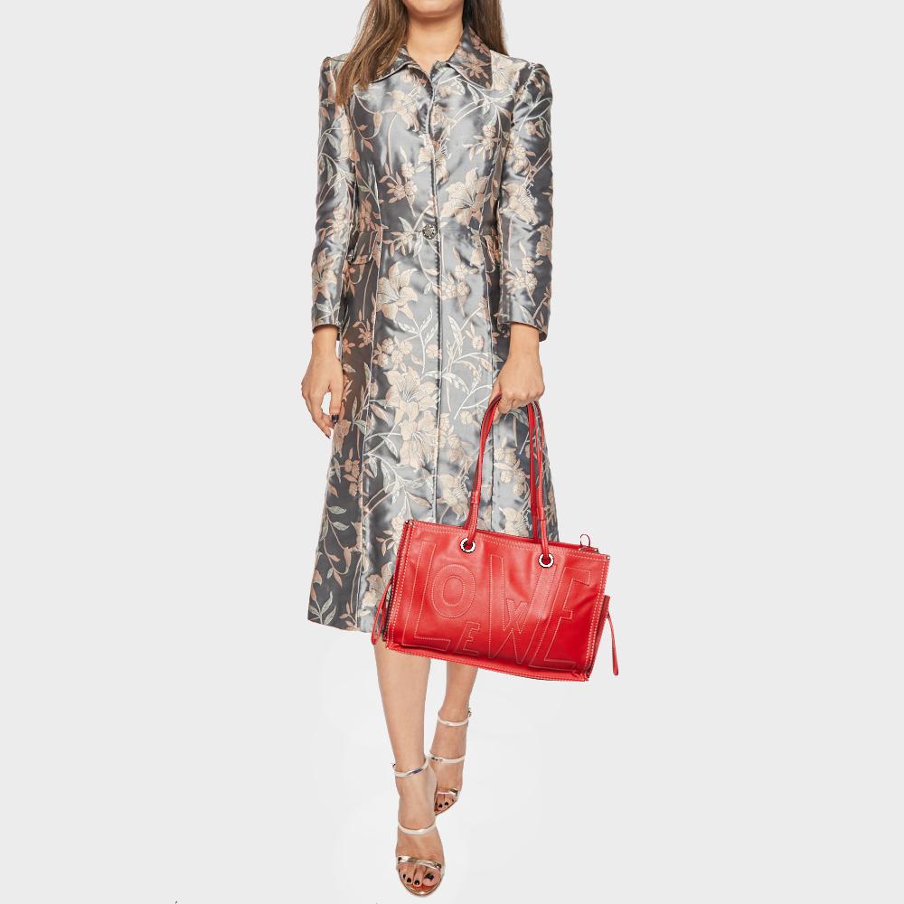 Carry everything you need in style thanks to this Loewe bag. Crafted from the best materials, this is an accessory that promises enduring style and usage.