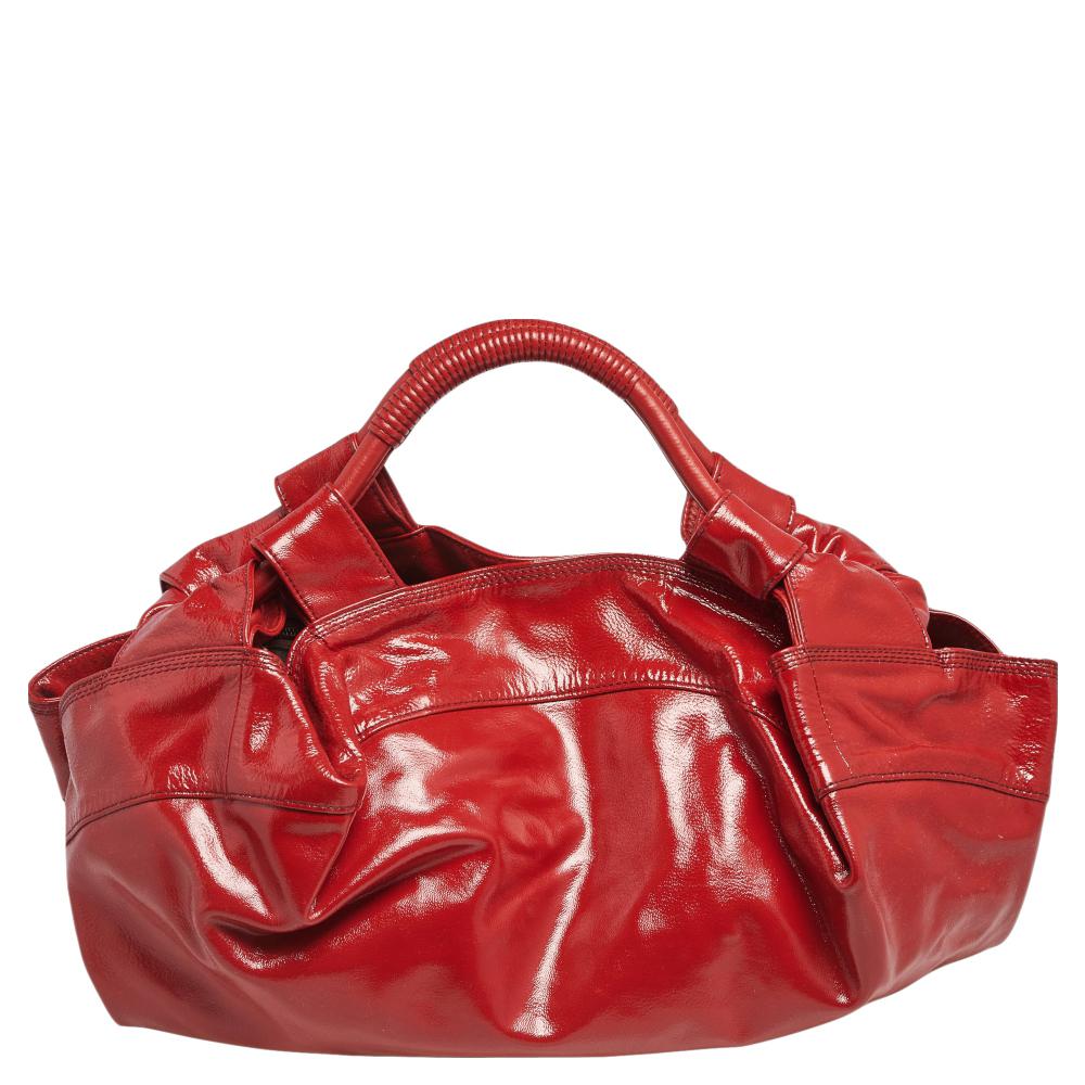Simple yet luxurious in design, this hobo from Loewe definitely needs to be in your closet. The red hobo is crafted from patent leather in a slouchy structure. It features two handles and a spacious nylon interior to perfectly hold all your daily