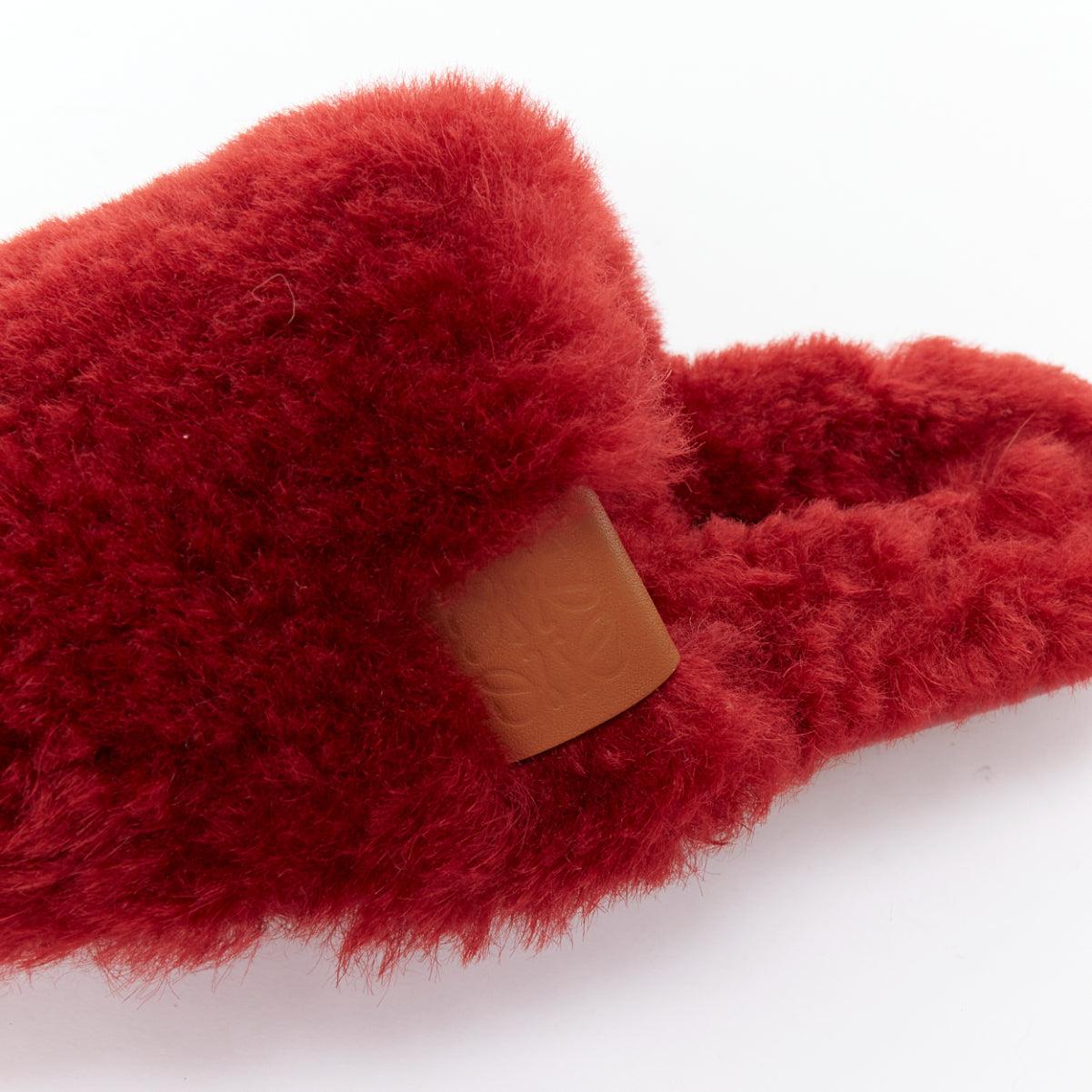 LOEWE red shearling brown anagram leather tag slipper mules EU37
Reference: ALCU/A00043
Brand: Loewe
Designer: JW Anderson
Material: Shearling, Leather
Color: Red, Brown
Pattern: Solid
Closure: Slip On
Lining: Red Shearling
Made in: