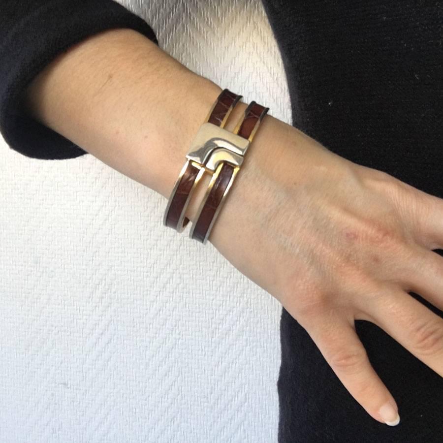 Loewe rigid bracelet in gold metal and brown leather. Brand etched at the spring.

In good condition, the gilding is passed over the entire bracelet.

Dimensions: wrist circumference: 19 cm - width: 2 cm - inside diameter: 5.9 cm

Will be delivered