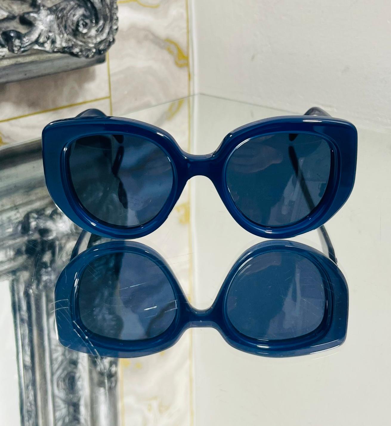 Loewe Round Sunglasses

Blue, fully rimmed sunglasses designed with thick frames and blue lenses.

Featuring tonal 'Loewe' logo lettering to the arm.

Size – One Size

Condition – Good (Light scratches, general signs of wear)

Composition –
