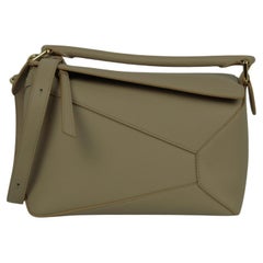 Loewe Borsa Puzzle piccola in pelle di vitello a grana morbida color sabbia beige