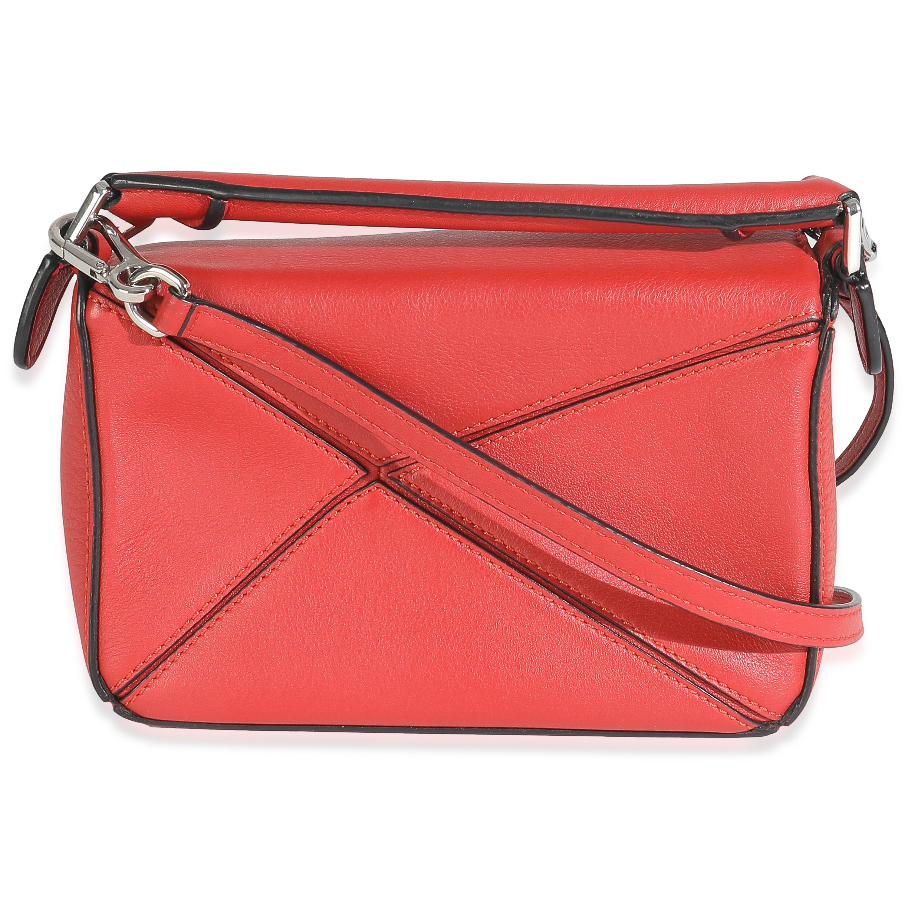 Titolo dell'elenco: Borsa Loewe Mini Puzzle in pelle di vitello scarlatto
SKU: 148199
MSRP: 2850.00 USD
Condizioni: Usato 
Condizioni della borsa: Eccellente
Commenti sulle condizioni: L'articolo è in ottime condizioni e presenta leggeri segni di