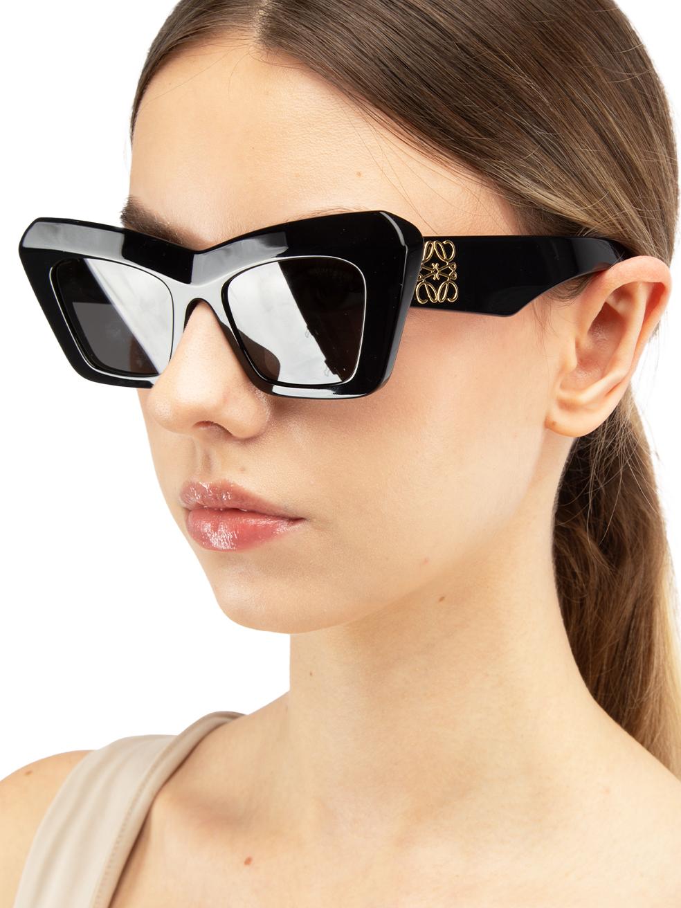 CONDITION is New with tags on this brand new Loewe designer item. This item comes with original packaging.
 
 
 
 Details
 
 
 SS24
 
 Model: LW40036I
 
 Shiny black
 
 Acetate
 
 Cat eye sunglasses
 
 Tinted Grey lenses
 
 Anagram logo on arms
 
