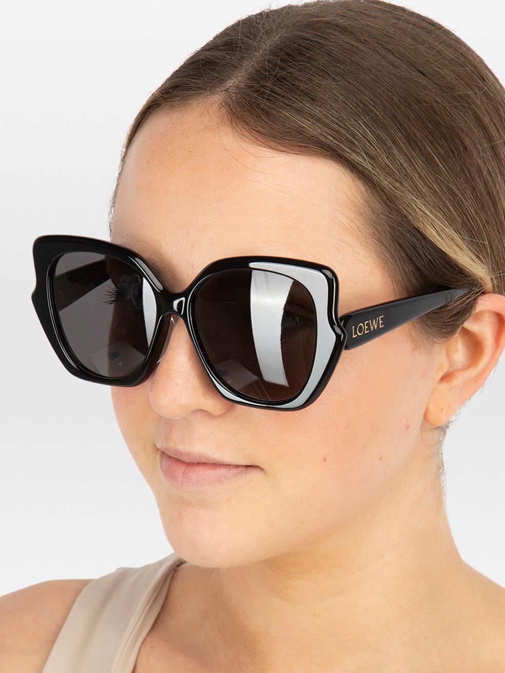 CONDITION is New with tags. No visible wear to sunglasses is evident on this new Loewe designer resale item. This item comes with original packaging.
 

 
 Details
 
 
 Model: LW40133F
 
 Shiny black
 
 Acetate
 
 Butterfly sunglasses
 
 Black