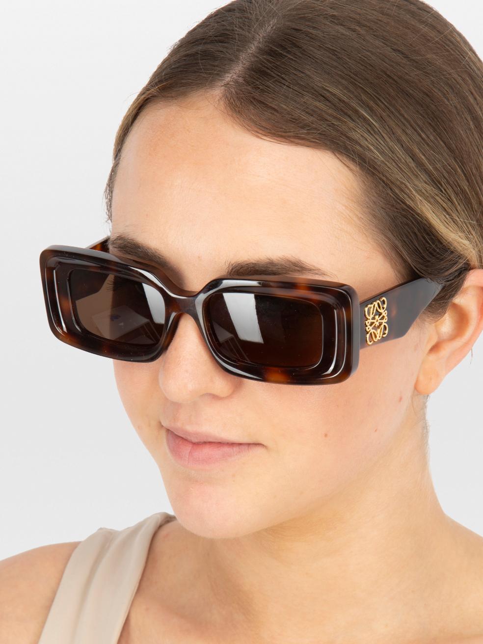 CONDITION is New with tags. No visible wear to sunglasses is evident on this new Loewe designer resale item. This item comes with original packaging.
 

 
 Details
 
 
 Model: LW40102F
 
 Shiny Dark Havana
 
 Acetate
 
 Rectangle sunglasses
 
 Brown