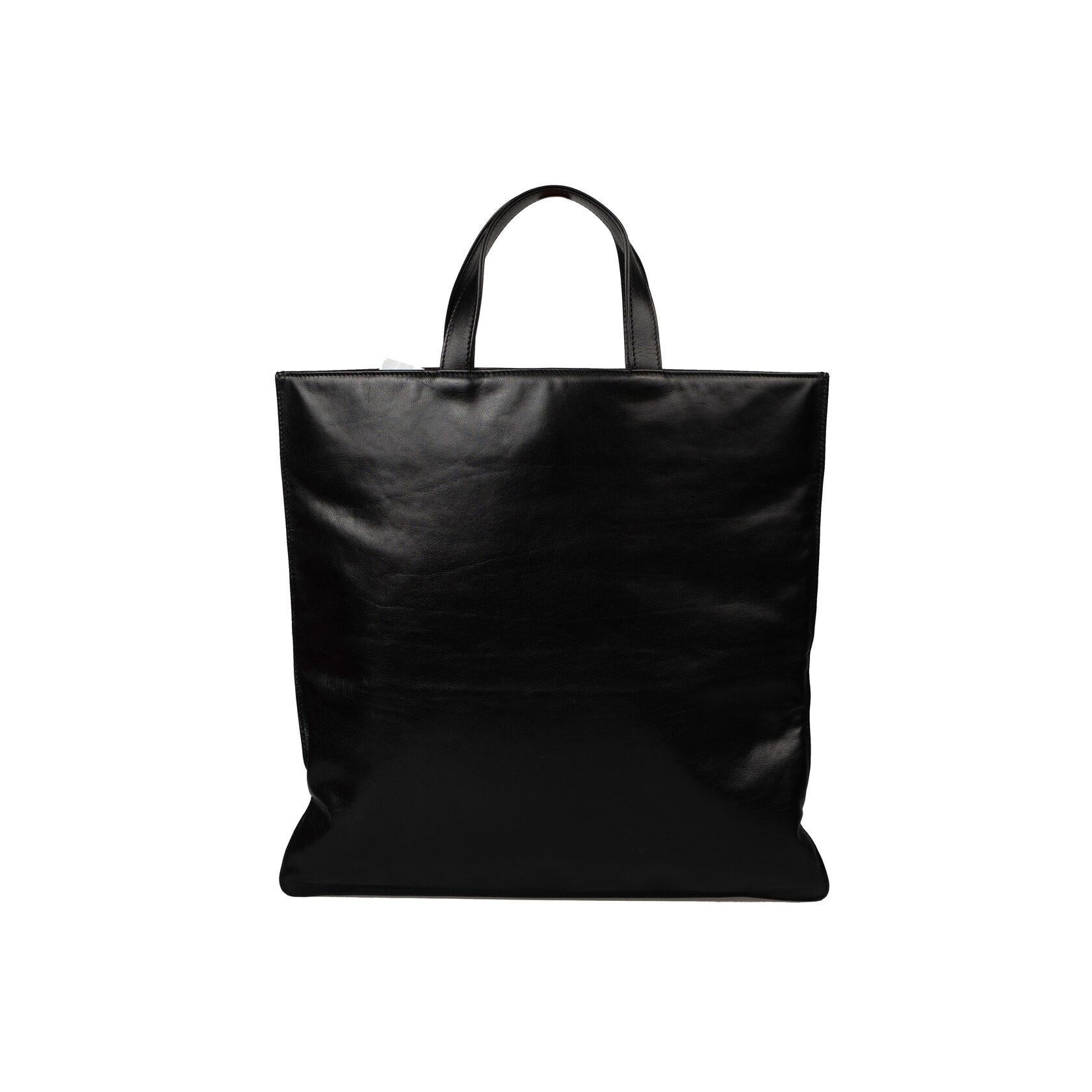 CONDITION: A: Excellent condition with few signs of use; carefully kept.
BOX: No
RECEIPT: No
SIZE: 33/33 cm
Black color
Leather material
INSIDE COLOUR: Black
INSIDE MATERIAL: Fabric
HARDWARE: Silver metal