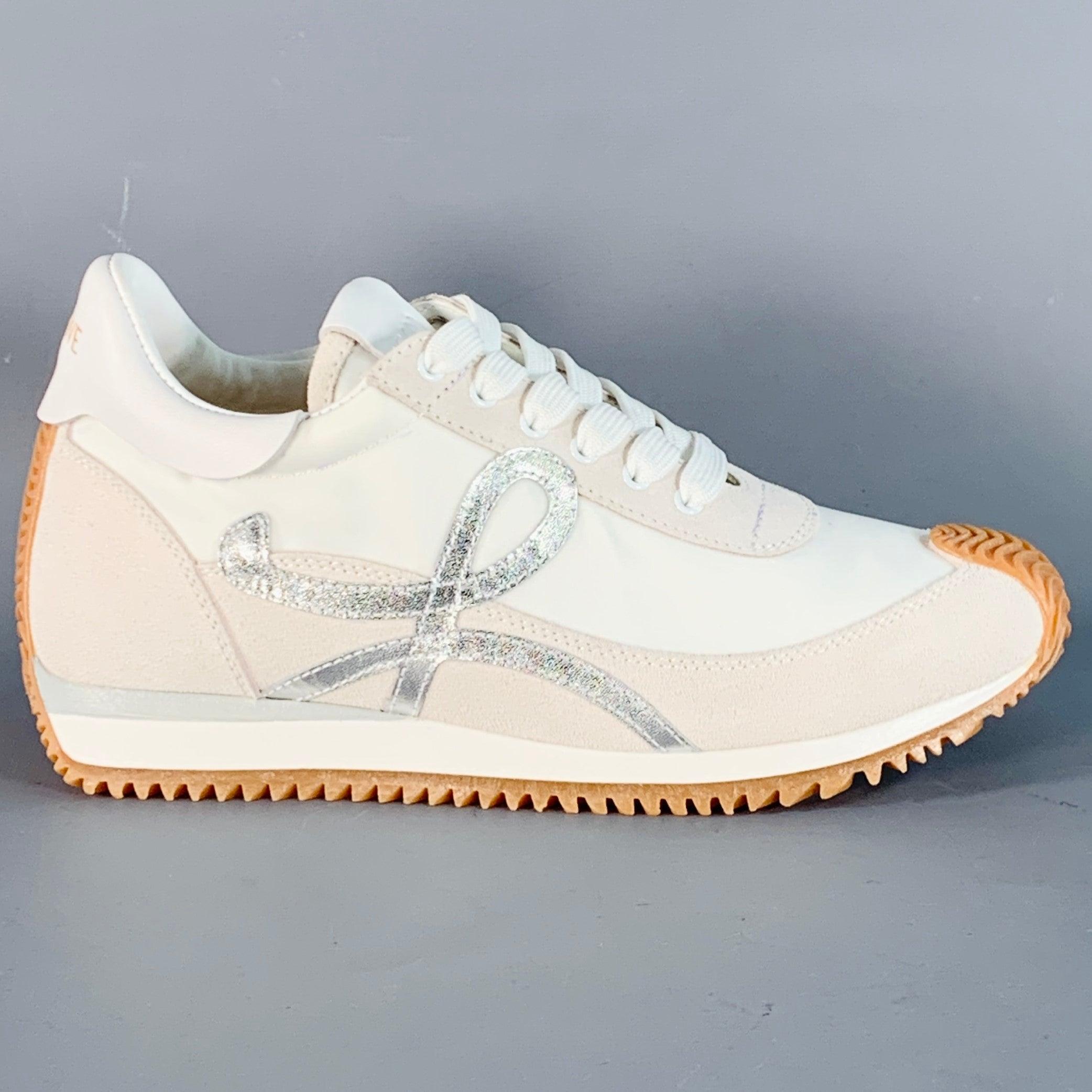 Scarpe da ginnastica Loewe
in nylon bianco con finiture in pelle scamosciata tono su tono, logo in argento metallizzato, suola in gomma e chiusura con lacci.
Made in Italy.Nuovo senza scatola. 

Contrassegnato:   39 590720Suola: 10,5 pollici  x 3,75