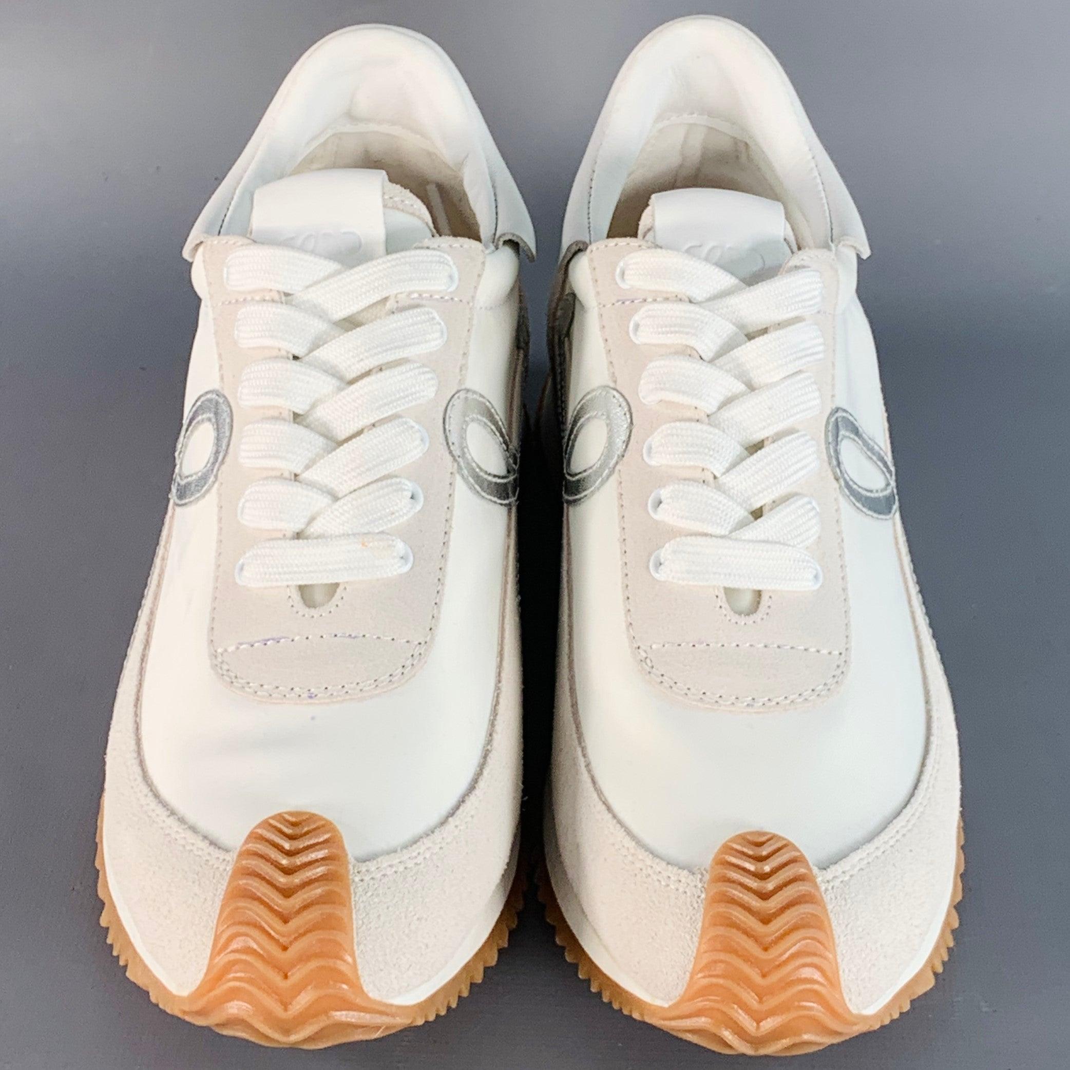 Loewe Taglia 9 Bianco Metallizzato Argento Nylon Scamosciato Logo Scarpe da Ginnastica In condizioni buone in vendita a San Francisco, CA