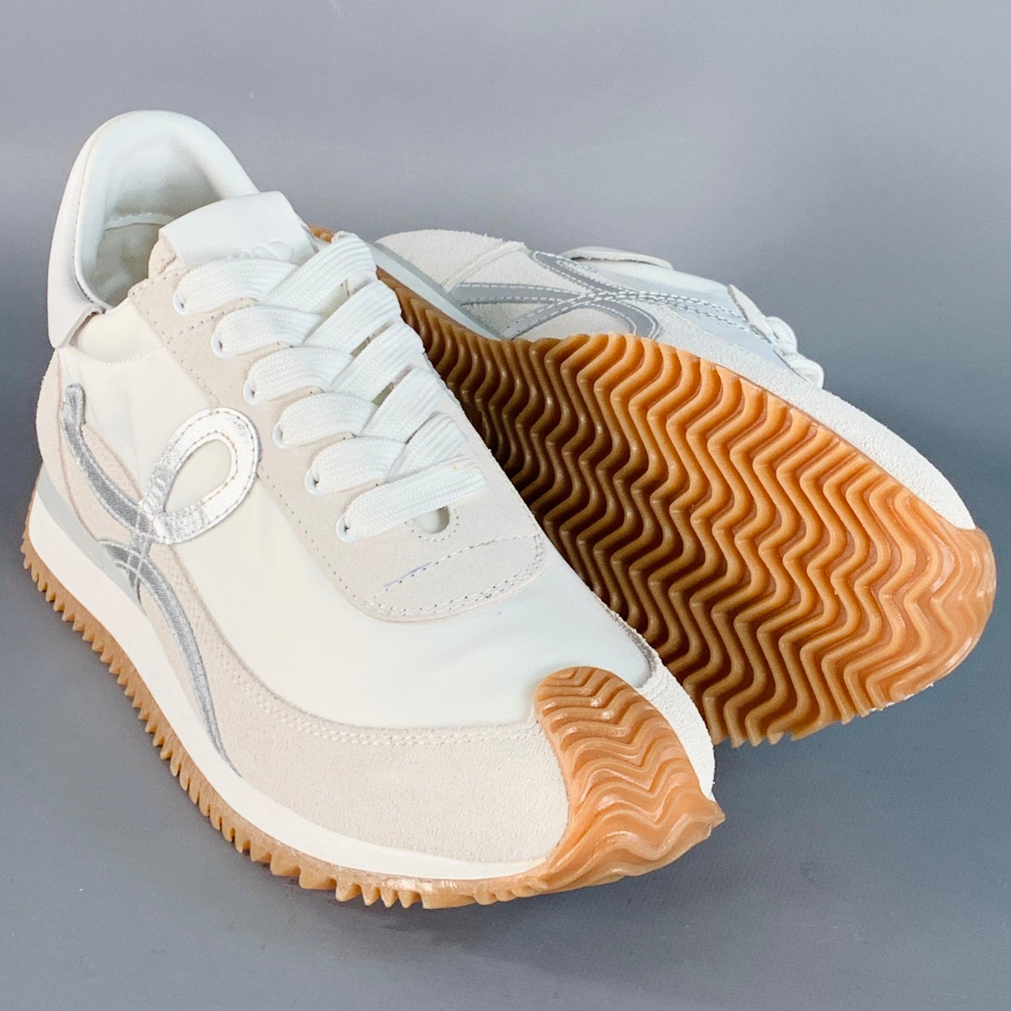 Donna Loewe Taglia 9 Bianco Metallizzato Argento Nylon Scamosciato Logo Scarpe da Ginnastica in vendita