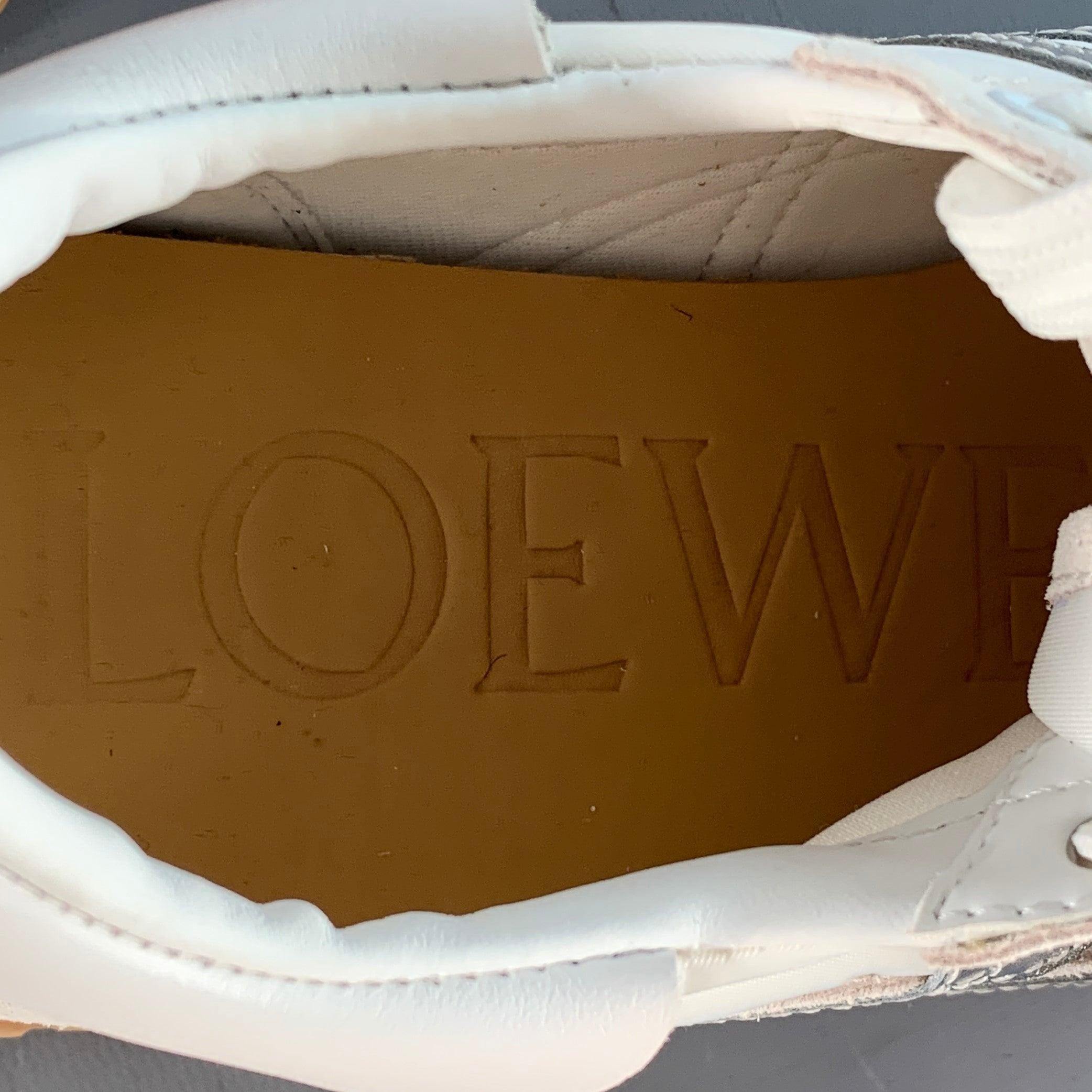 Loewe Taglia 9 Bianco Metallizzato Argento Nylon Scamosciato Logo Scarpe da Ginnastica in vendita 2
