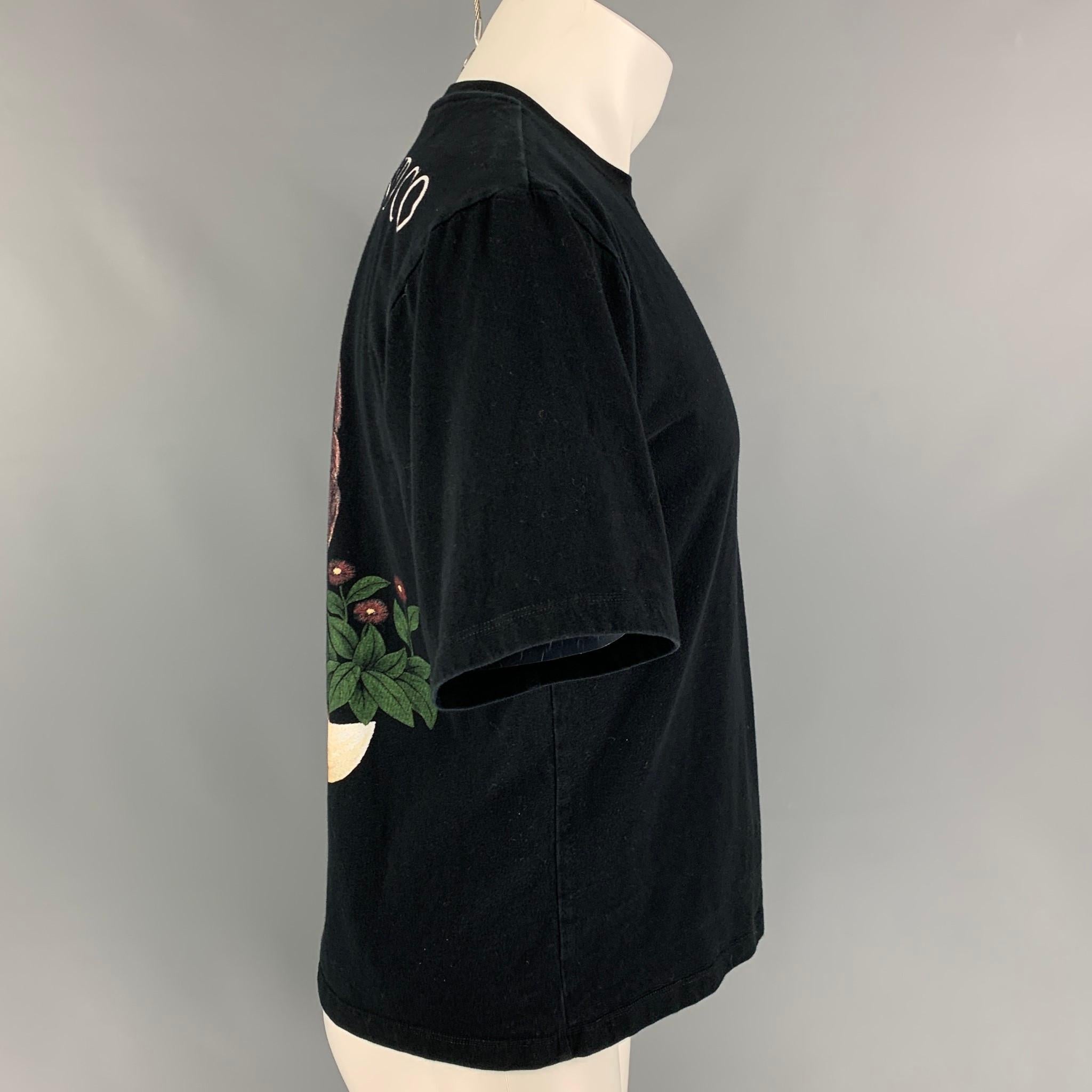LOEWE t-shit comes in a black cotton with a front floral graphic featuring a back 'Morris Fox' graphic design and a crew-neck. 

Very Good Pre-Owned Condition.
Marked: S
Original Retail Price: $395.00

Measurements:

Shoulder: 19 in.
Chest: 38
