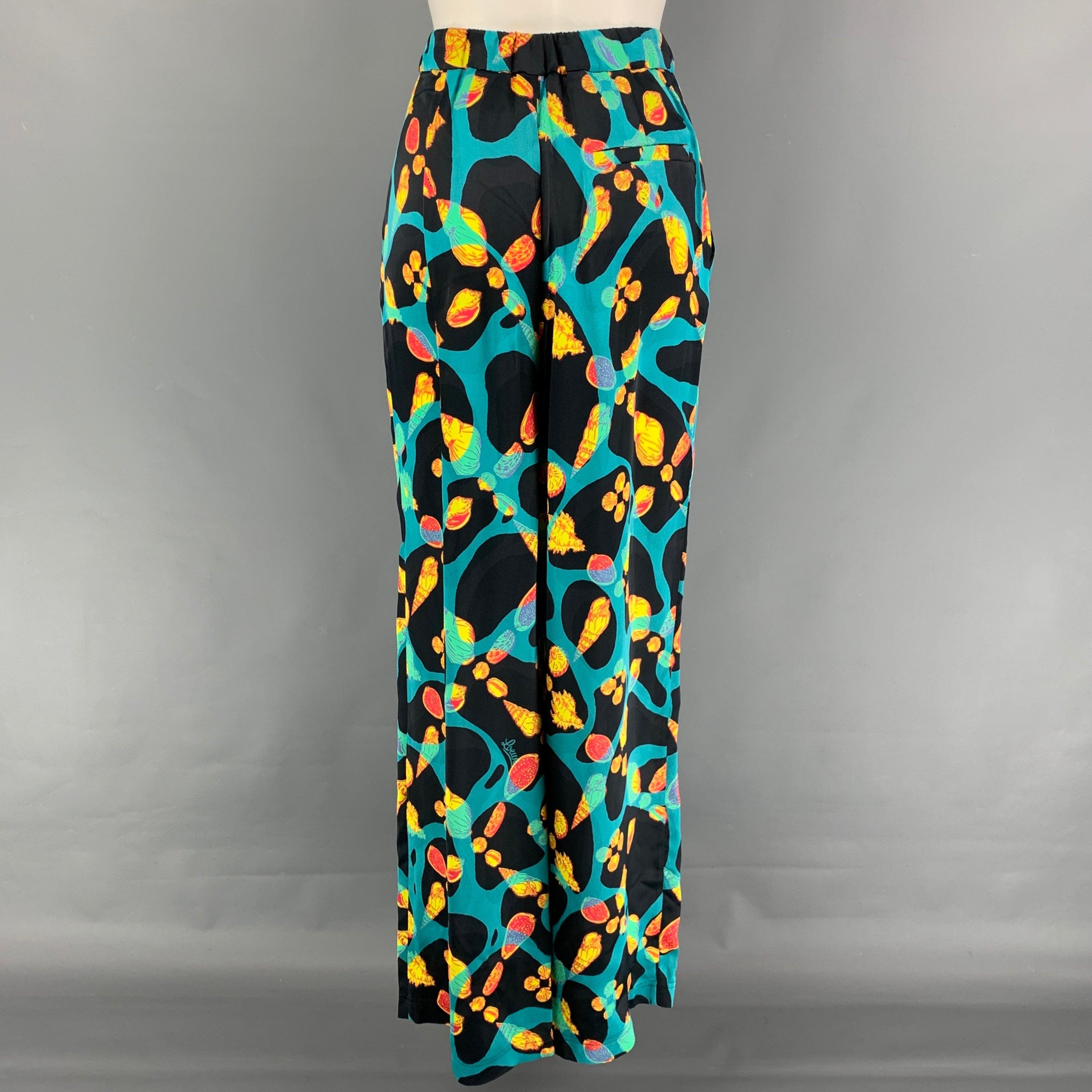 LOEWE casual pants comes in a multi-color satin viscose featuring all-over shell print with LOEWE 'Paula's Ibiza' logos, relaxed fit, high rise, and a elastic waist.
Very Good
Pre-Owned Condition. 

Marked:   XS 

Measurements: 
  Waist: 28 inches 