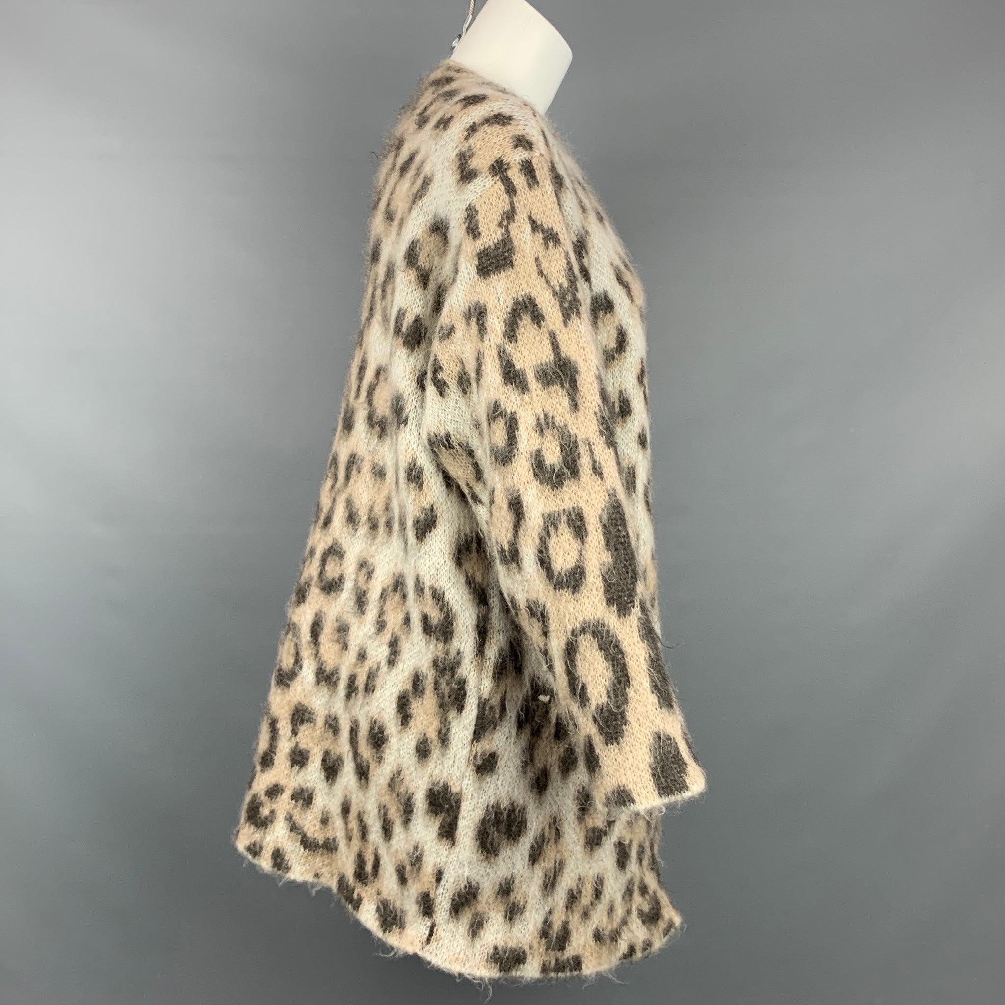 LOEWE cardigan comes in a taupe leopard print mohair blend featuring a oversized fit, slit pockets, and a buttoned closure. Made in Italy.Very Good
Pre-Owned Condition. 

Marked:   XS 

Measurements: 
 
Shoulder: 19 inches  Bust: 46 inches  Sleeve: