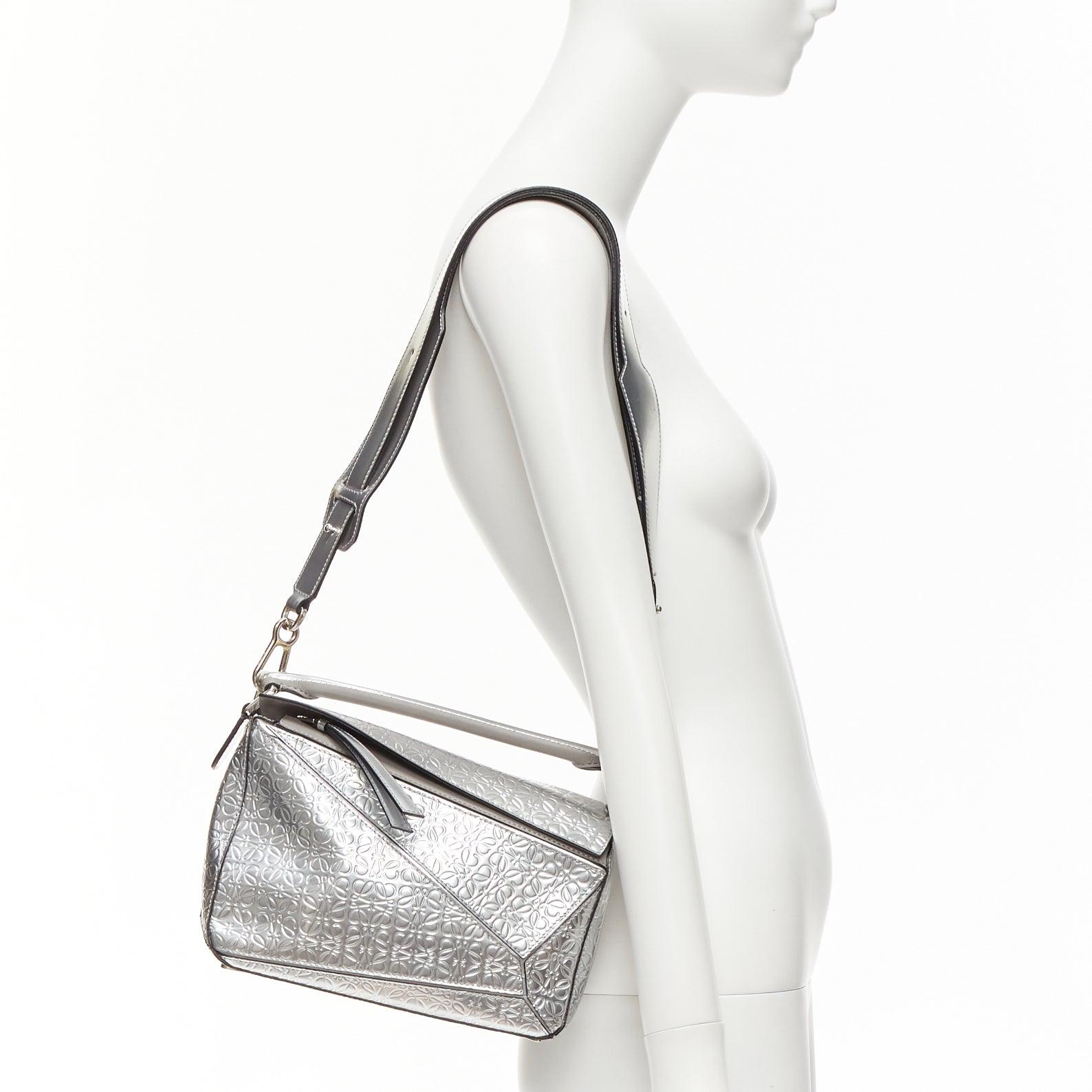 LOEWE Borsa a tracolla piccola Puzzle in pelle di vitello argento metallizzato con monogram in rilievo
Riferimento: NKLL/A00243
Marchio: Loewe
Model: Puzzle Piccolo
Materiale: Pelle
Colore: Argento, Grigio
Modello: Monogramma
Chiusura: zip
Fodera: