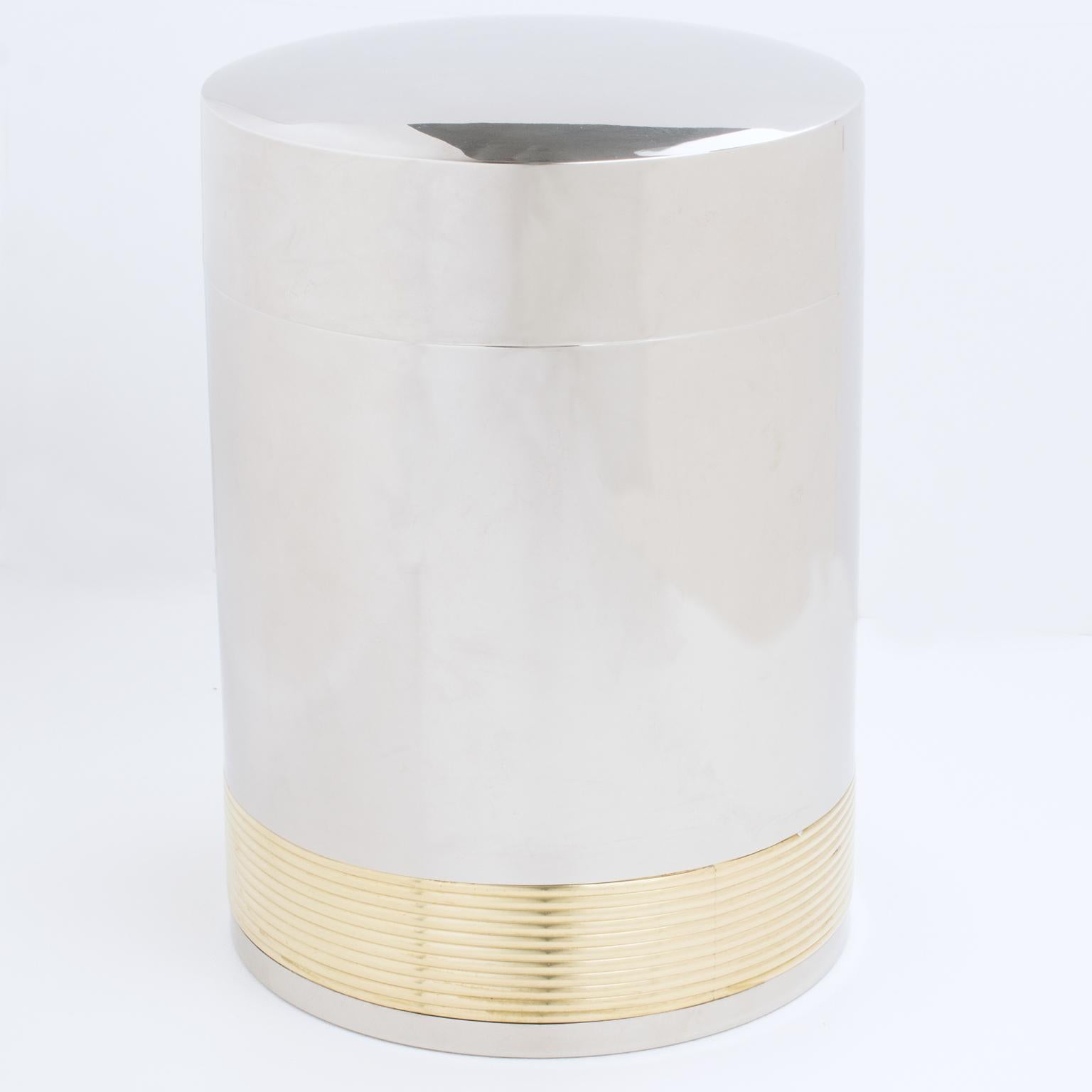 Questo è un lussuoso secchiello per il ghiaccio da bar in ottone dorato e metallo cromato disegnato da Loewe. Il pezzo è stato realizzato in Spagna nel 1980 circa. La forma elegante e modernista è realizzata in metallo cromato con decorazioni in