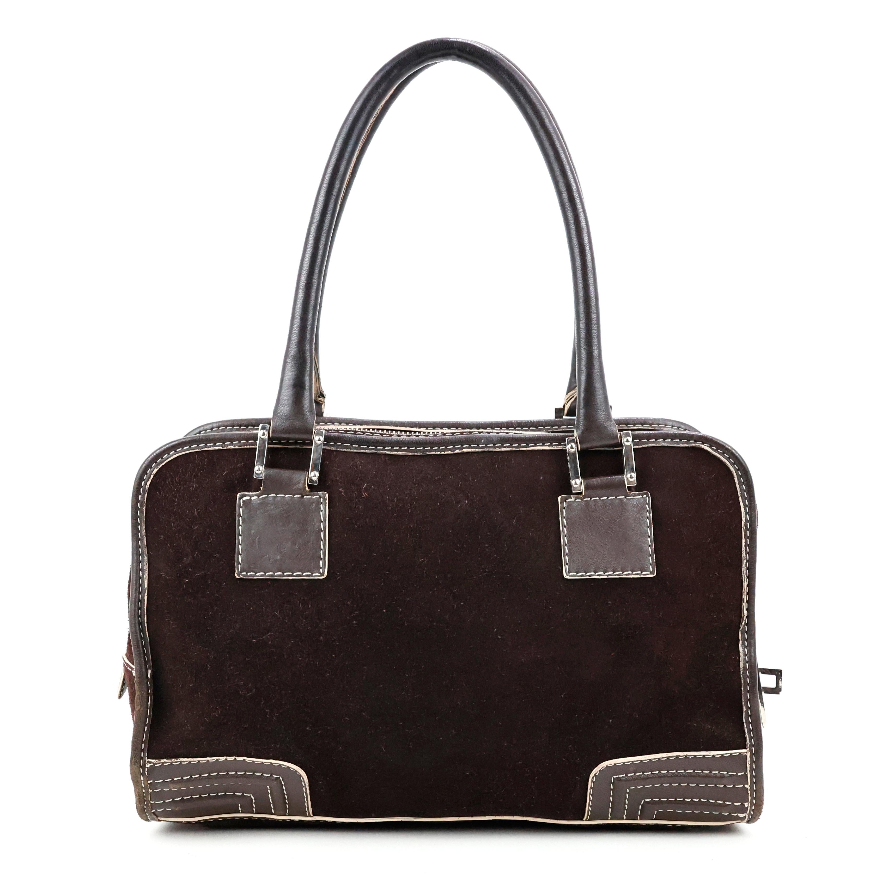 Loewe tote bag in suede leather color brown.

Condition:
Good.

Packing/accessories:
Lock and key.

Measurements:
31cm x 21cm x 9cm
