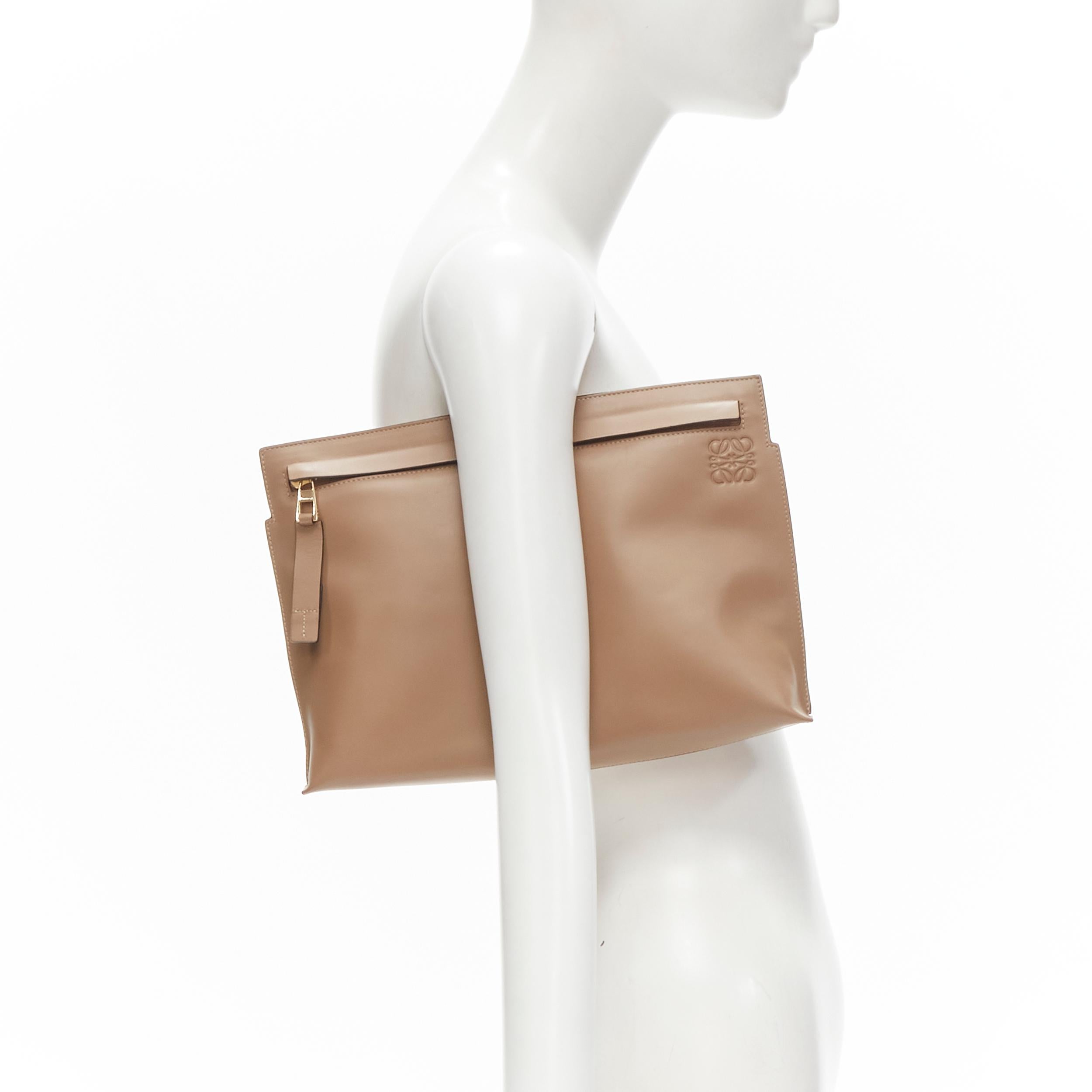 LOEWE T Pouch brown Anagram logo embossed front zip portfolio clutch bag 
Reference: LNKO/A01985 
Brand: Loewe 
Designer: JW Anderson 
Model: T Pouch 
Material: Leather 
Color: Brown 
Pattern: Solid 
Closure: Zip 
Extra Detail: Anagram logo emboss