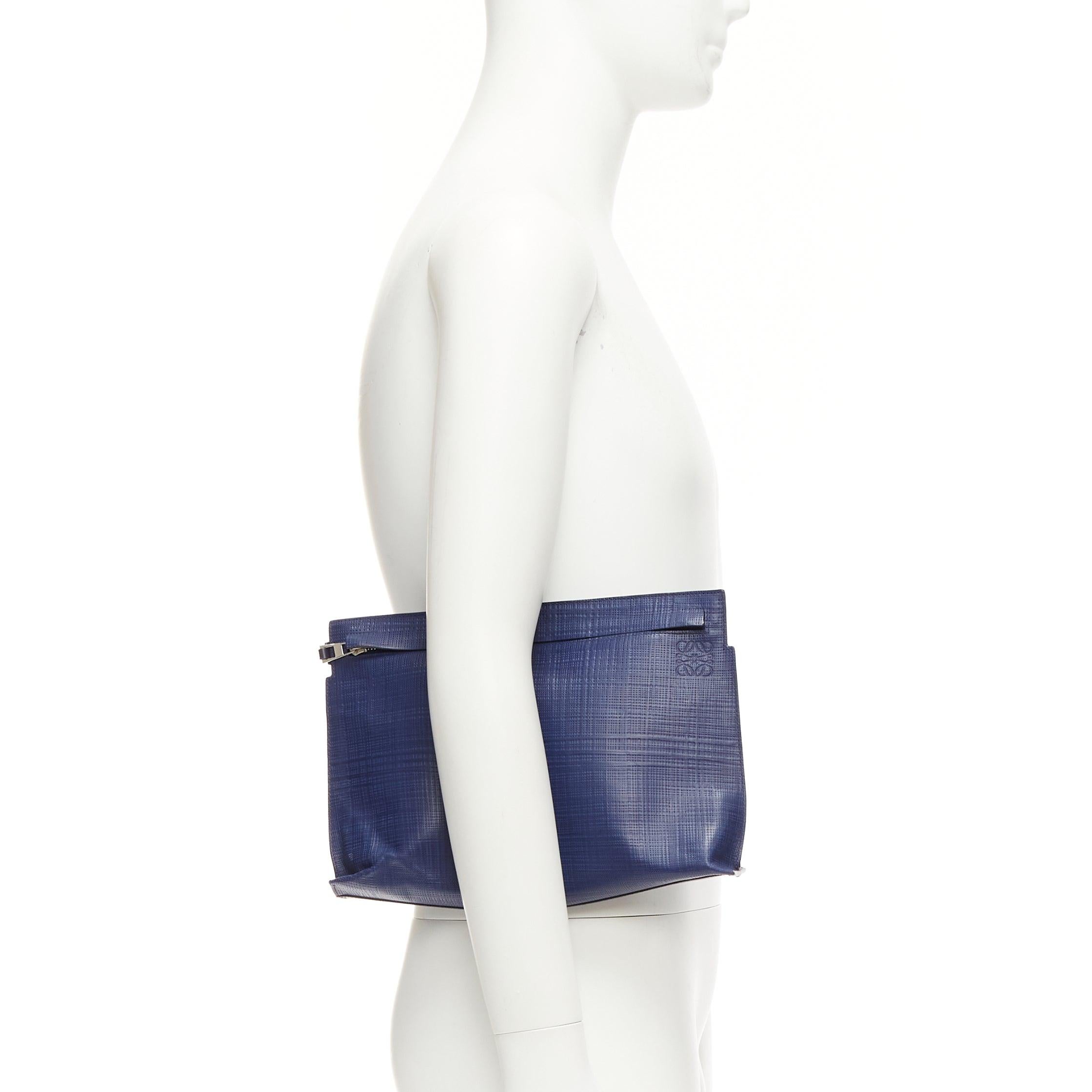 LOEWE T Pouch navy textured checkered leather silver zip wrist clutch bag
Reference: MLCO/A00029
Brand: Loewe
Designer: JW Anderson
Model: T Pouch
Material: Leather
Color: Navy, Silver
Pattern: Solid
Closure: Zip
Lining: Black Fabric
Extra Details: