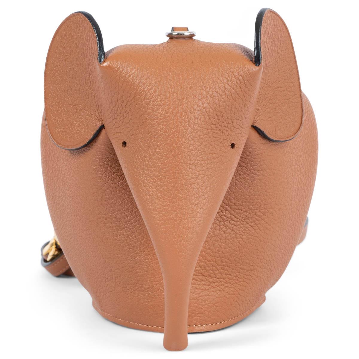 LOEWE tan brown leather MINI ELEPHANT Crossbody Bag In Excellent Condition In Zürich, CH