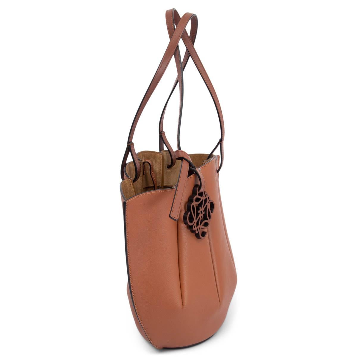 100% authentic Loewe Small Shell tote bag in tan smooth calfskin. Unlined featuring flat top handles with tonal stitching, open top and anagram charm. Has been carried and is in excellent condition. 

Measurements
Height	27cm (10.5in)
Width	38cm