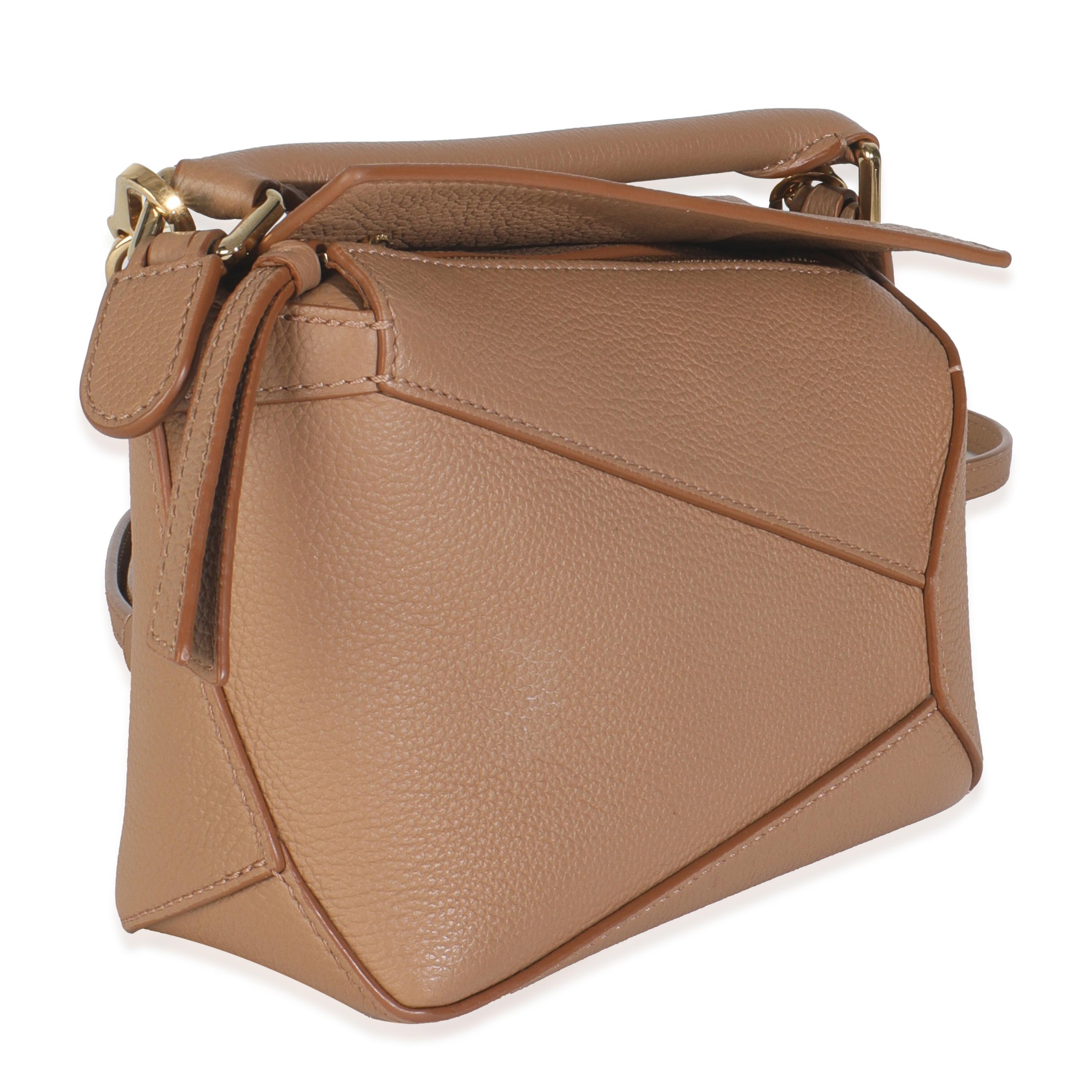 Titre de l'annonce : Loewe Mini Puzzle Edge Bag en cuir de veau grainé Tan
SKU : 149175
MSRP : 2850.00 USD
Condit : Usagé 
Condition du sac à main : Excellent
Commentaires sur l'état : L'article est en excellent état et présente de légers signes