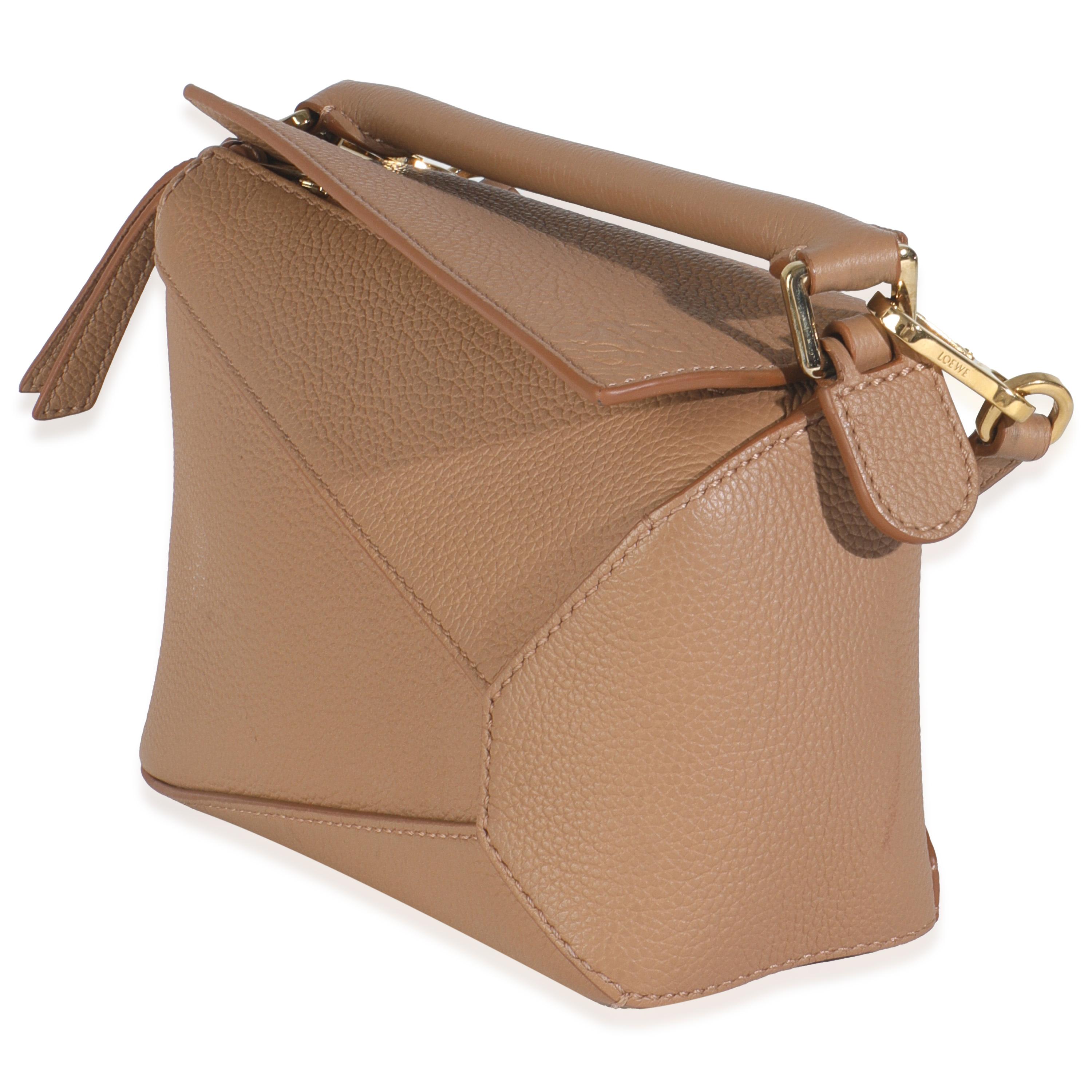 Marron Loewe - Mini sac à main en cuir de veau grainé - Tan en vente