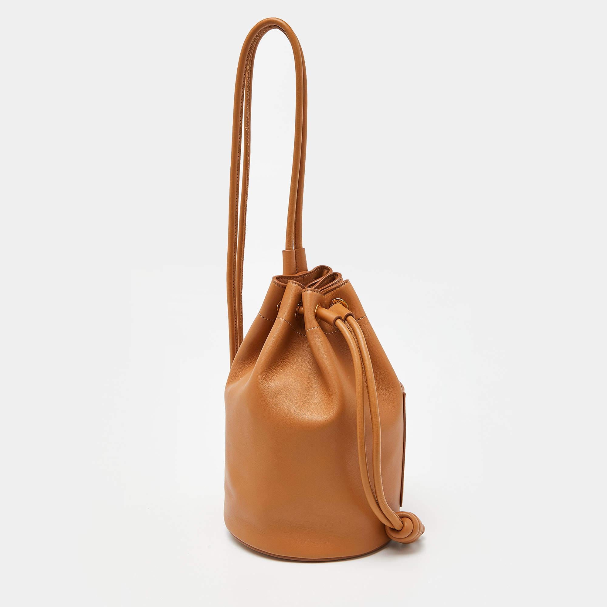 Designer bags are ideal companions for ample occasions! Here we have a fashion-meets-functionality piece crafted with precision. It has been equipped with a well-sized interior that can easily fit all your essentials.

