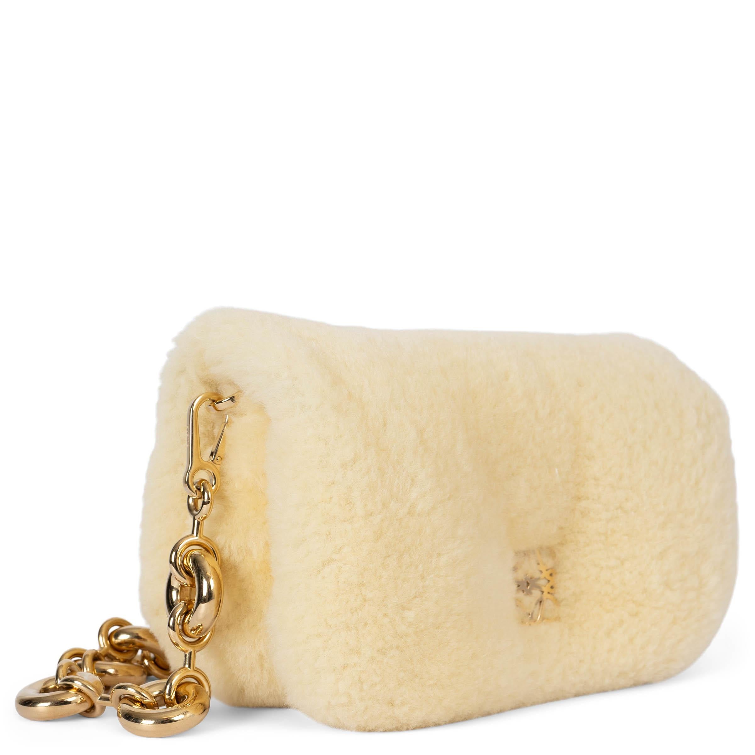 This 100% authentic Loewe Goya Mini Puffer shoulder bag in vanilla shearling with goose feather fill combines luxurious texture with functional style. It features a detachable gold-tone chain strap and Loewe’s iconic Anagram logo on the front, as