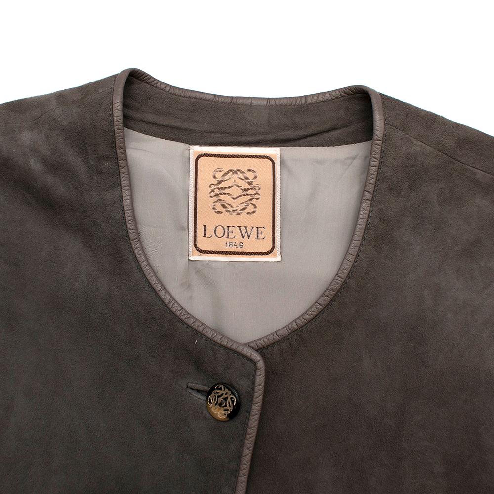 Loewe Vintage Grey Suede Gilet

- Made of soft velvet like suede
- Luxurious leather trims 
- Round neckline 
- Classic cut
- Branded button fastening to the front  
- Pockets to the front 
- Neutral easy to style grey hue 
- Fully lined 
- Timeless